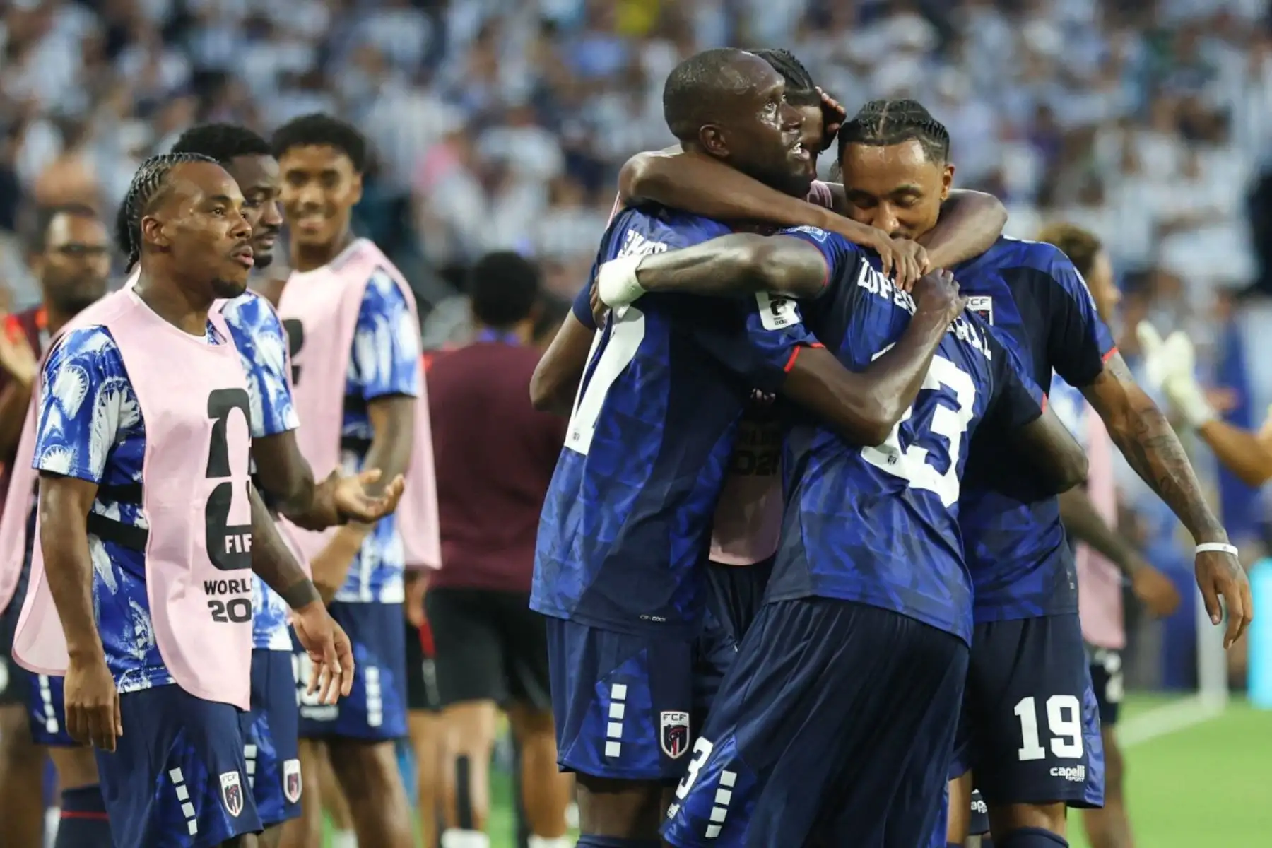 El defensa caboverdiano número 13, Sidney Lopes Cabral, celebra con sus compañeros el segundo gol de su equipo durante el partido de dieciseisavos de final del Mundial de 2026 entre Argentina y Cabo Verde, disputado en el Miami Stadium de Miami Gardens el 3 de julio de 2026. (Foto de PATRICIA DE MELO MOREIRA / AFP)