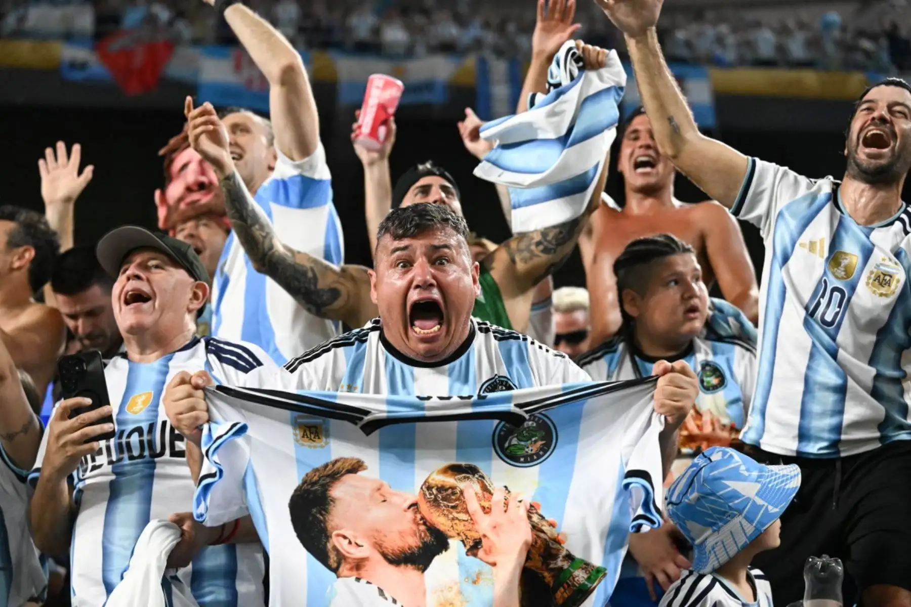 Aficionados argentinos celebran al término del partido de dieciseisavos de final del Mundial de 2026 entre Argentina y Cabo Verde en el Miami Stadium de Miami Gardens el 3 de julio de 2026. (Foto de ROBERTO SCHMIDT / AFP)
