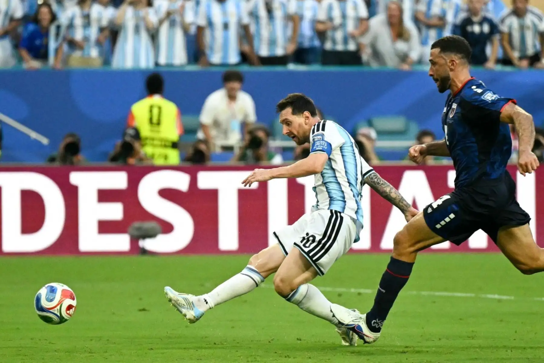El delantero argentino Lionel Messi, número 10 del ranking, dispara y falla una oportunidad durante el partido de dieciseisavos de final del Mundial de 2026 entre Argentina y Cabo Verde, disputado en el Miami Stadium de Miami Gardens el 3 de julio de 2026. (Foto de CHANDAN KHANNA / AFP)