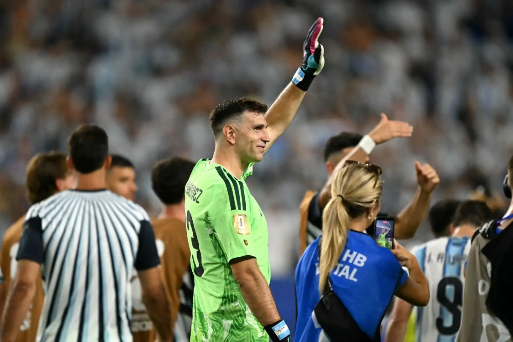 El portero argentino Emiliano Martínez, número 23, celebra la victoria en el partido de dieciseisavos de final del Mundial de 2026 entre Argentina y Cabo Verde, disputado en el Miami Stadium de Miami Gardens el 3 de julio de 2026. (Foto de CHANDAN KHANNA / AFP)