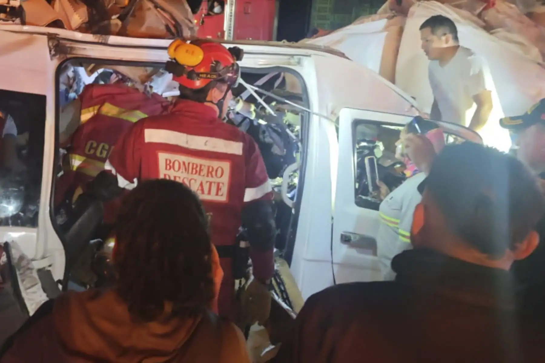 Tragedia en Huaura: choque de miniván y tráiler deja 2 muertos y 10 heridos