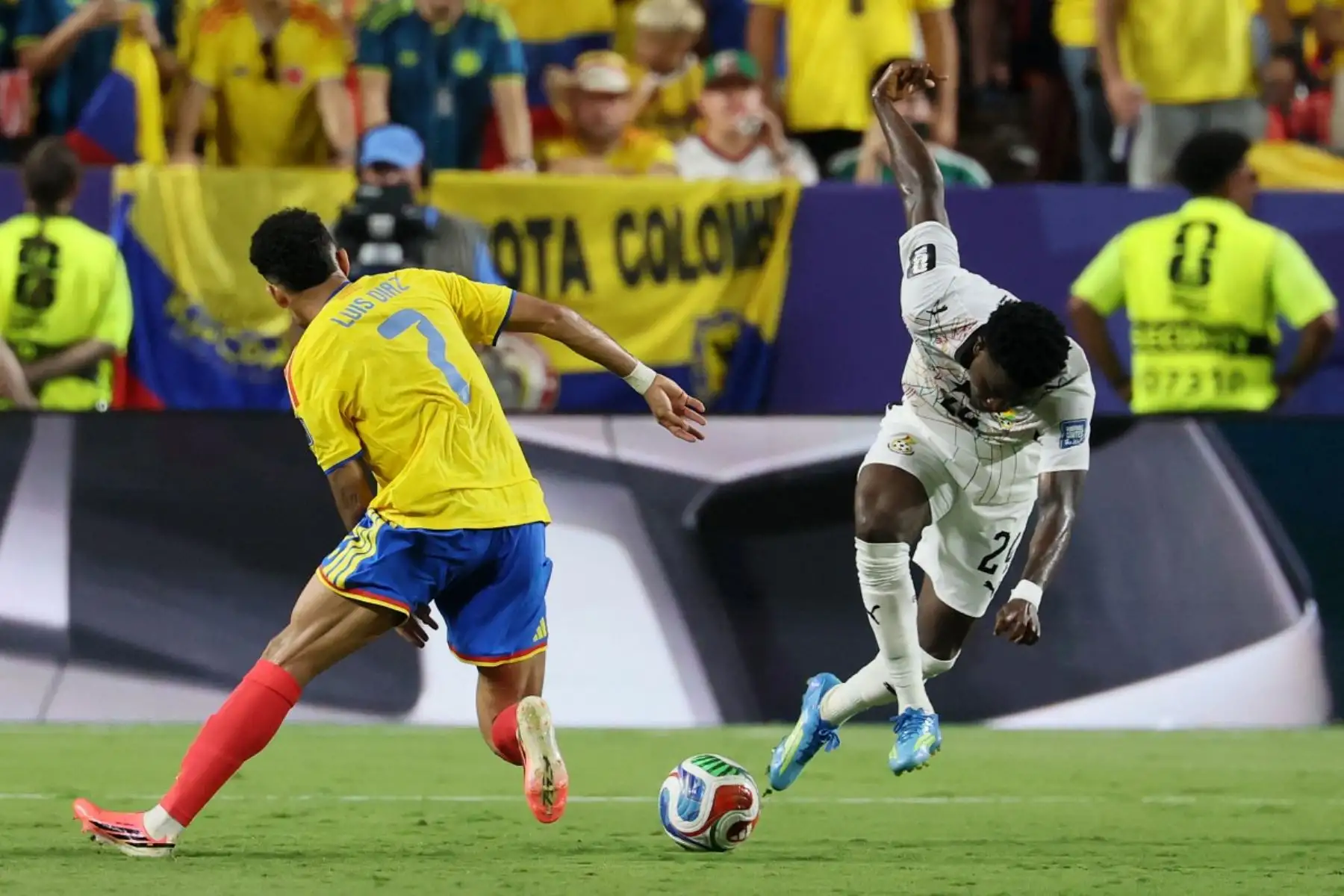 El delantero colombiano Luis Díaz (n.º 07) y el centrocampista ghanés Ernest Nuamah (n.º 24) luchan por el balón durante el partido de dieciseisavos de final del Mundial de 2026 entre Colombia y Ghana, disputado en el estadio de Kansas City el 3 de julio de 2026. (Foto de Odd ANDERSEN / AFP)