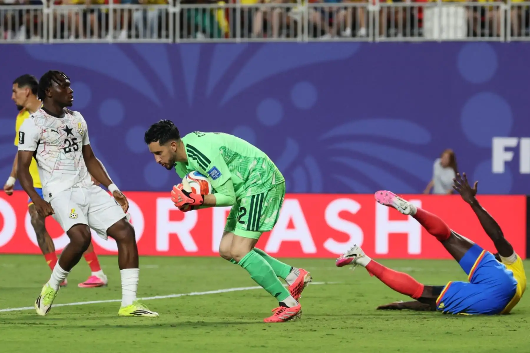 El portero colombiano número 12, Camilo Vargas, atrapa el balón durante el partido de dieciseisavos de final del Mundial de 2026 entre Colombia y Ghana en el estadio de Kansas City, el 3 de julio de 2026. (Foto de Odd ANDERSEN / AFP)