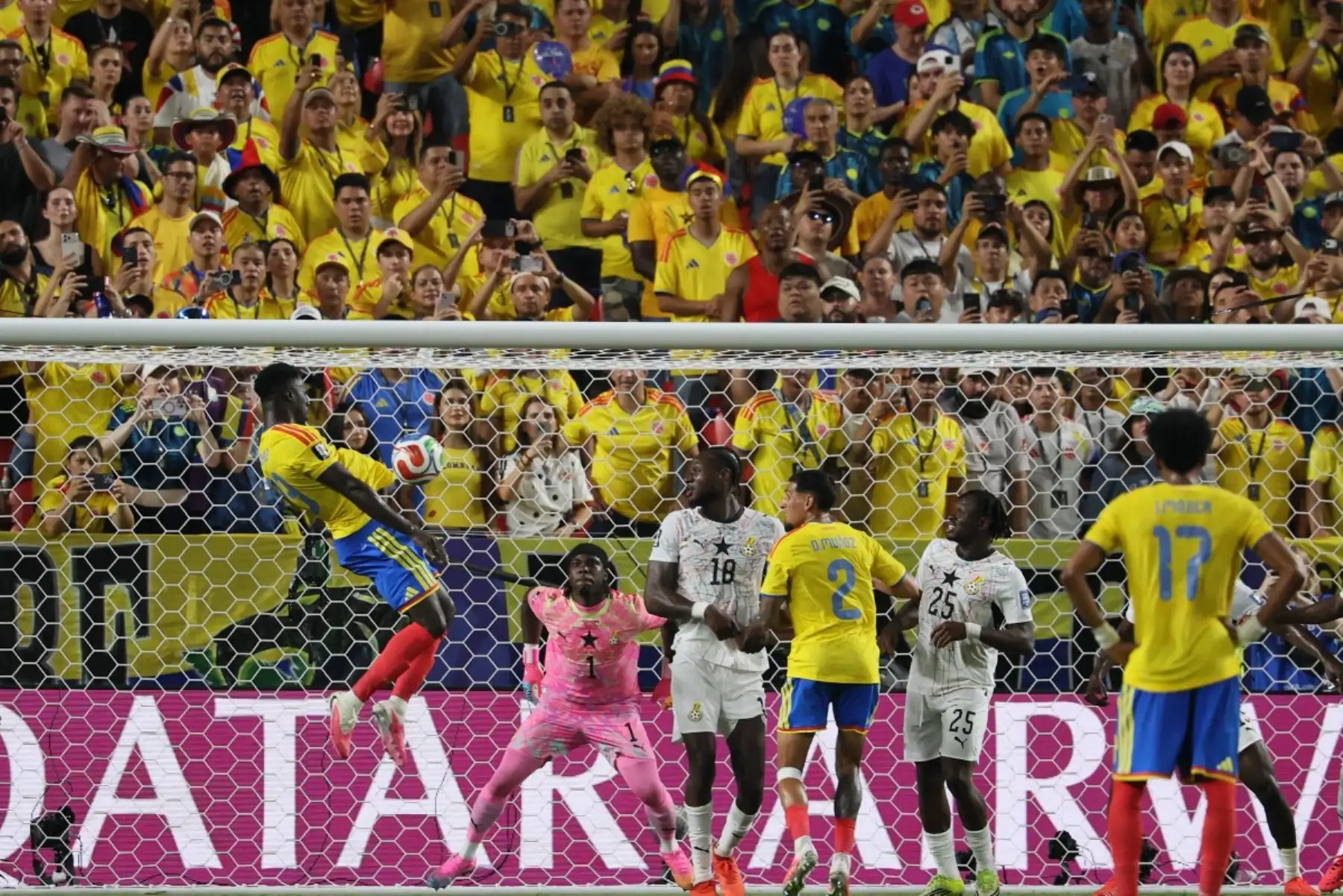 El defensa colombiano Davinson Sánchez (izq.), número 23 del ranking, falla una oportunidad de gol durante el partido de dieciseisavos de final del Mundial de 2026 entre Colombia y Ghana, disputado en el Kansas City Stadium de Kansas City el 3 de julio de 2026. (Foto de Odd ANDERSEN / AFP)