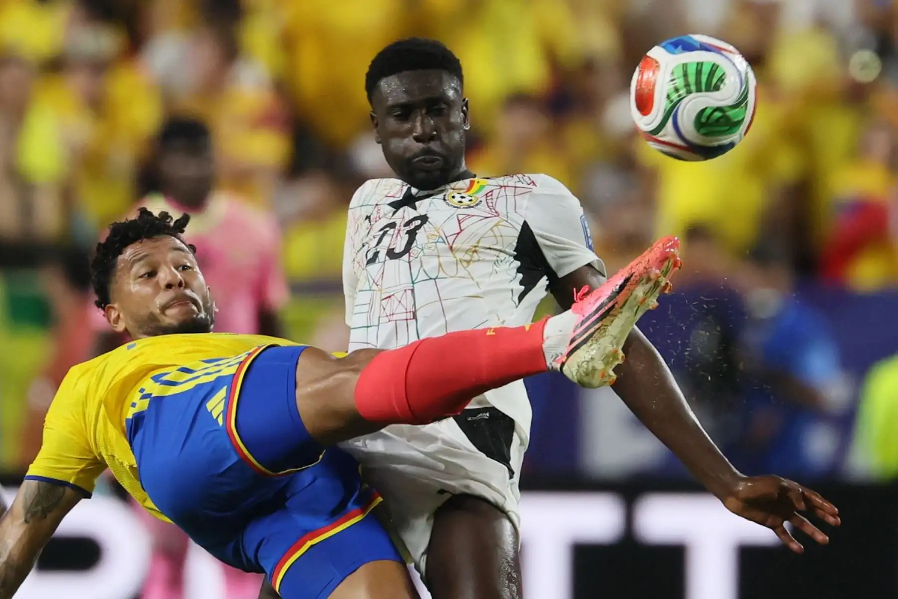 El delantero colombiano Luis Suárez (número 25) y el defensa ghanés Derrick Luckassen (número 23) durante el partido de dieciseisavos de final del Mundial de 2026 entre Colombia y Ghana en el estadio de Kansas City, el 3 de julio de 2026. (Foto de Odd ANDERSEN / AFP)