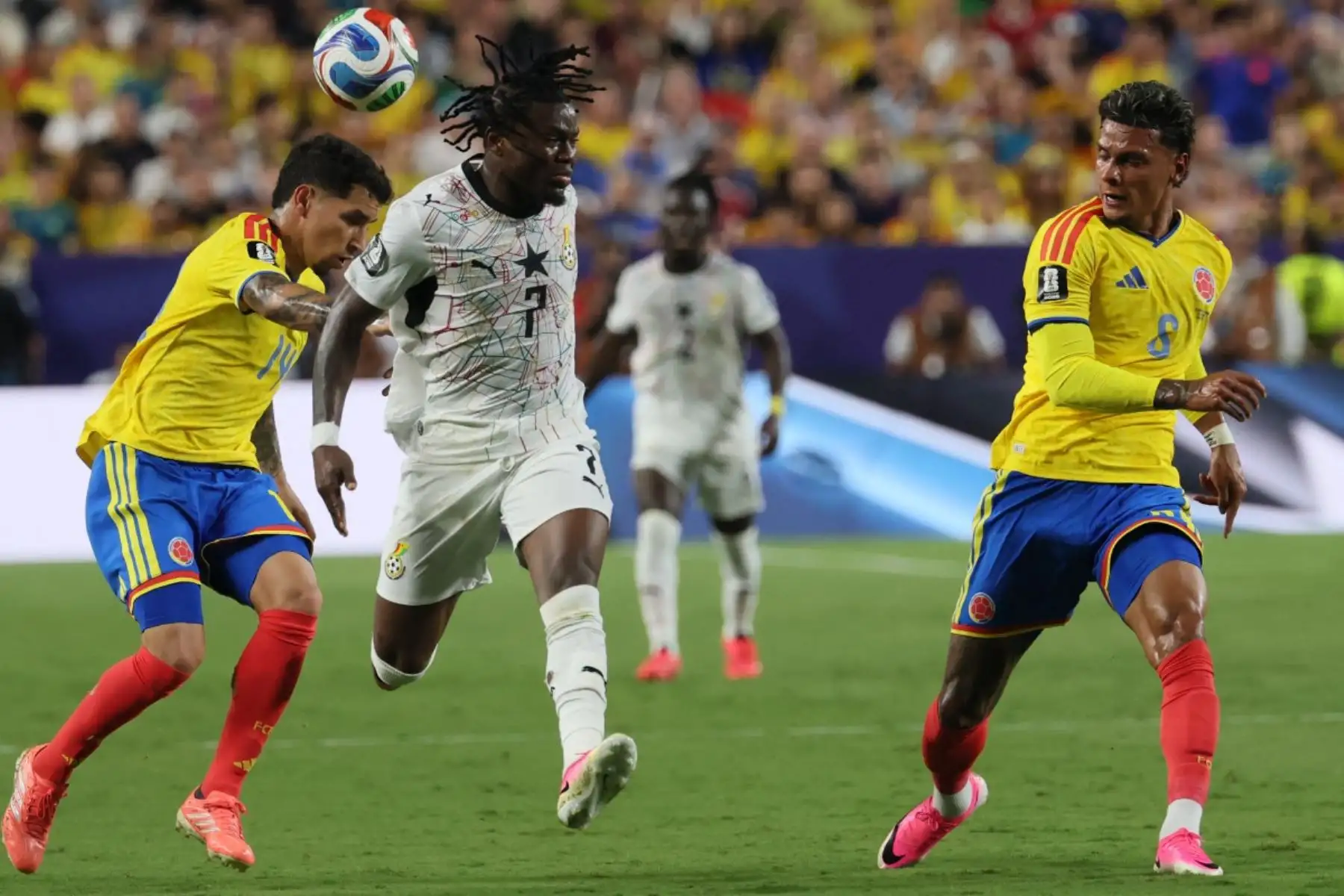 El centrocampista colombiano Gustavo Puerta (número 14) y el centrocampista colombiano Richard Ríos (número 6) disputan el balón con el delantero ghanés Abdul Fatawu (número 7) durante el partido de dieciseisavos de final del Mundial de 2026 entre Colombia y Ghana, disputado en el estadio de Kansas City el 3 de julio de 2026. (Foto de Odd ANDERSEN / AFP)