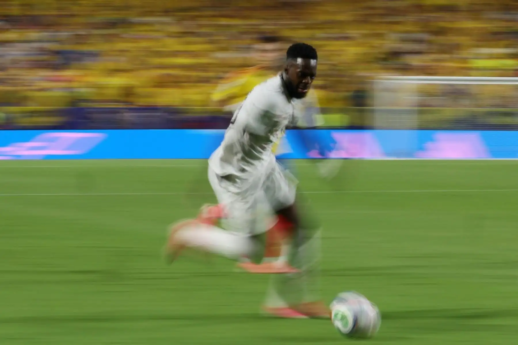 El delantero ghanés Jordan Ayew, número 09, controla el balón durante el partido de dieciseisavos de final del Mundial de 2026 entre Colombia y Ghana en el estadio de Kansas City, el 3 de julio de 2026. (Foto de Odd ANDERSEN / AFP)