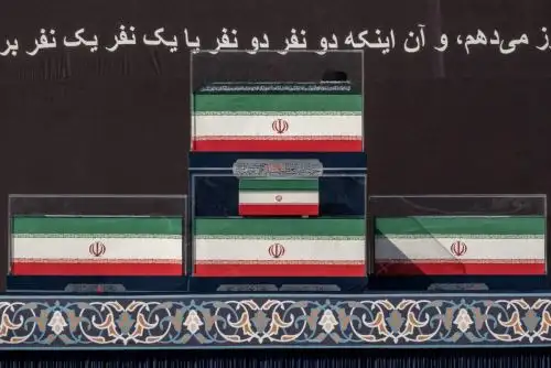 Irán: miles de personas asisten a las ceremonias fúnebres del ayatolá Ali Jamenei en Teherán