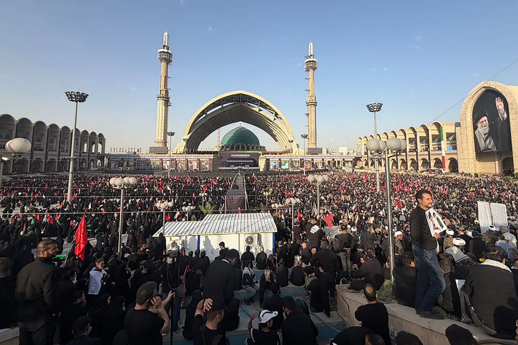 Cientos de personas se reúnen en el Grand Mosalla para rendir su último homenaje al fallecido líder supremo de Irán, el ayatolá Ali Jamenei, al inicio de las ceremonias fúnebres en Teherán el 4 de julio de 2026. Foto: AFP