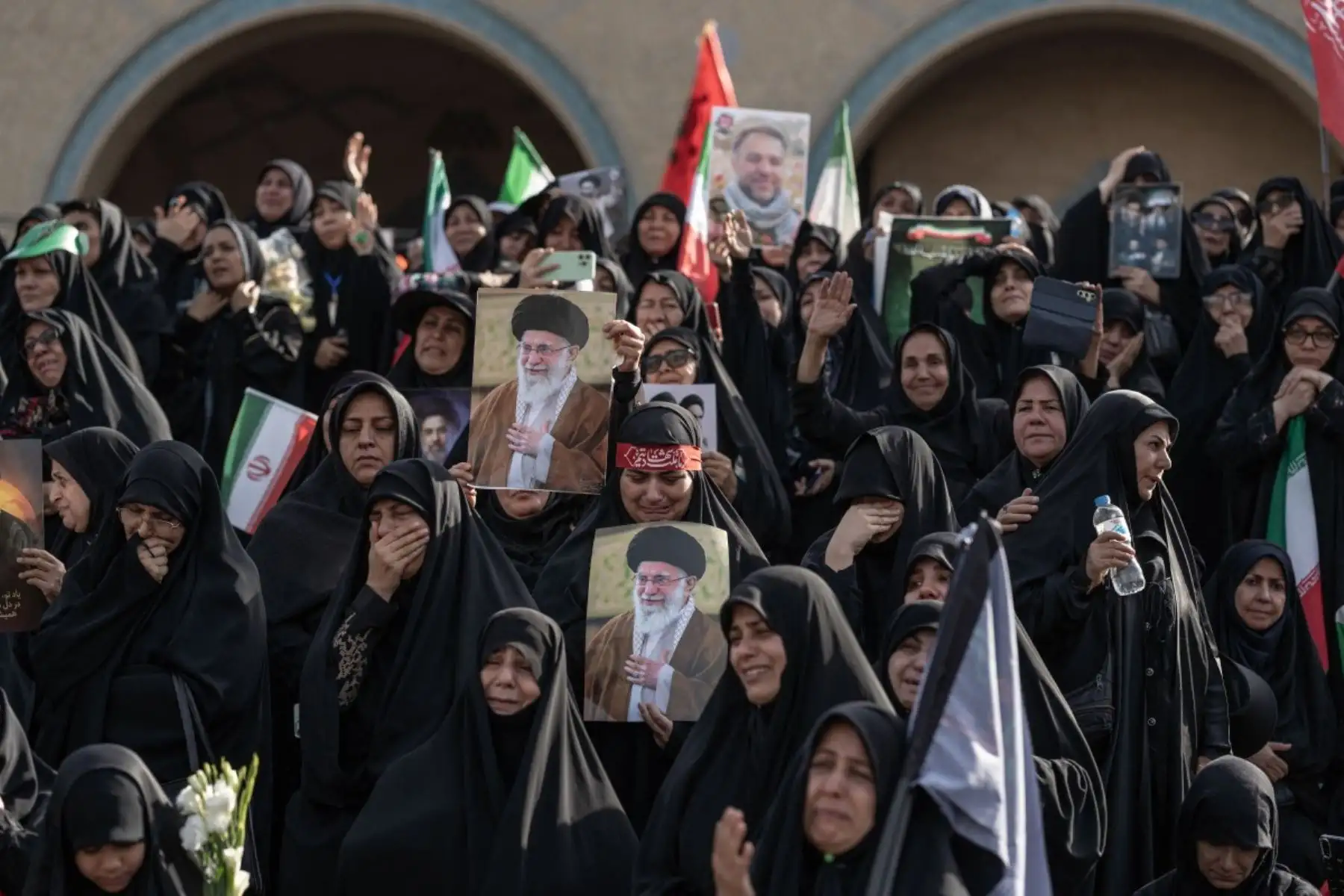 Un grupo de mujeres sostiene retratos del fallecido líder supremo de Irán, el ayatolá Alí Jamenei, al comienzo de las ceremonias fúnebres en la Gran Mosalla de Teherán, el 4 de julio de 2026. Jamenei, quien gobernó Irán durante más de tres décadas, murió a consecuencia de ataques estadounidenses e israelíes a finales de febrero. Foto: AFP