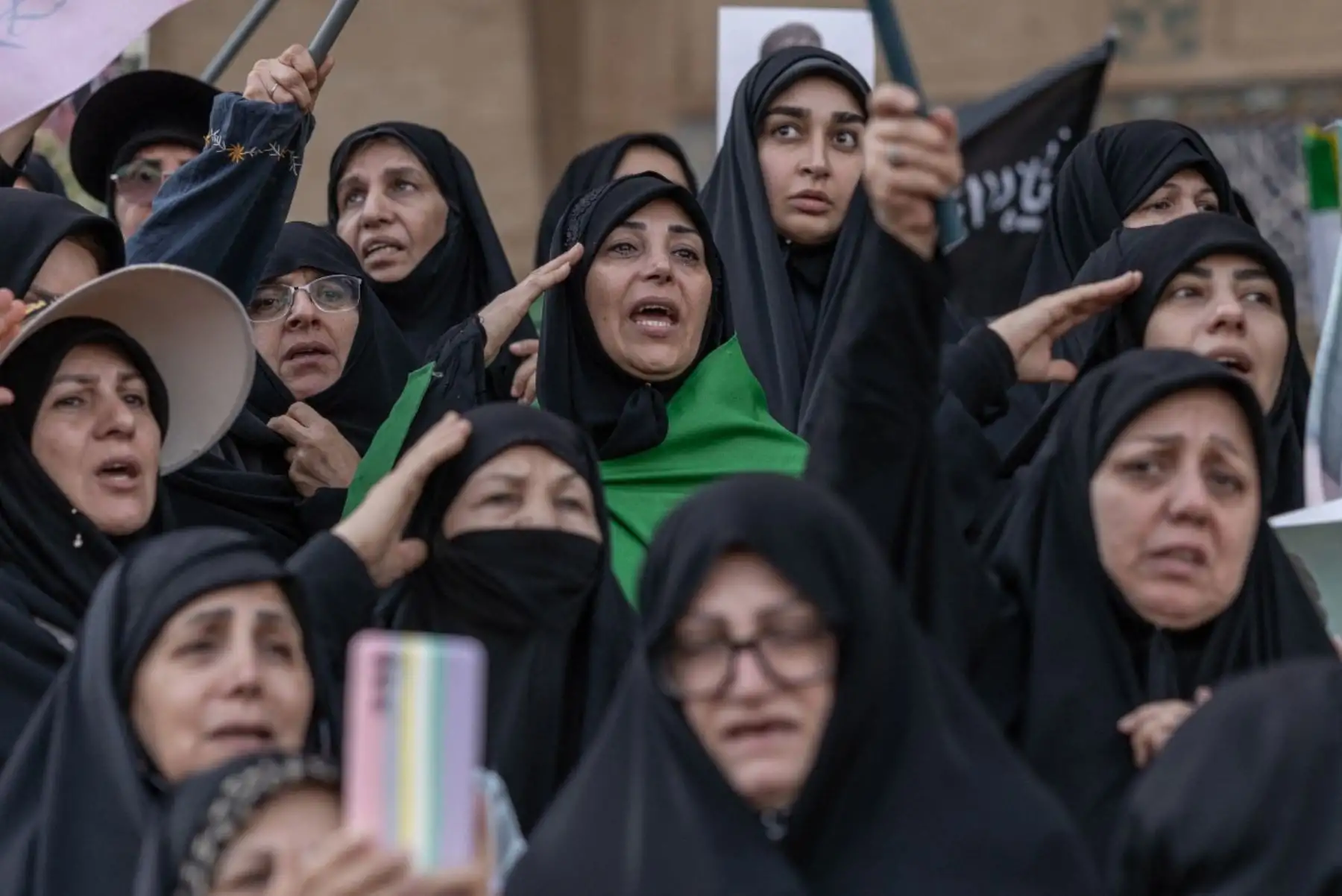 Decenas de mujeres rinden un último homenaje al fallecido líder supremo de Irán, el ayatolá Ali Jamenei, al inicio de las ceremonias fúnebres en la Gran Mosalla de Teherán el 4 de julio de 2026. Foto: AFP