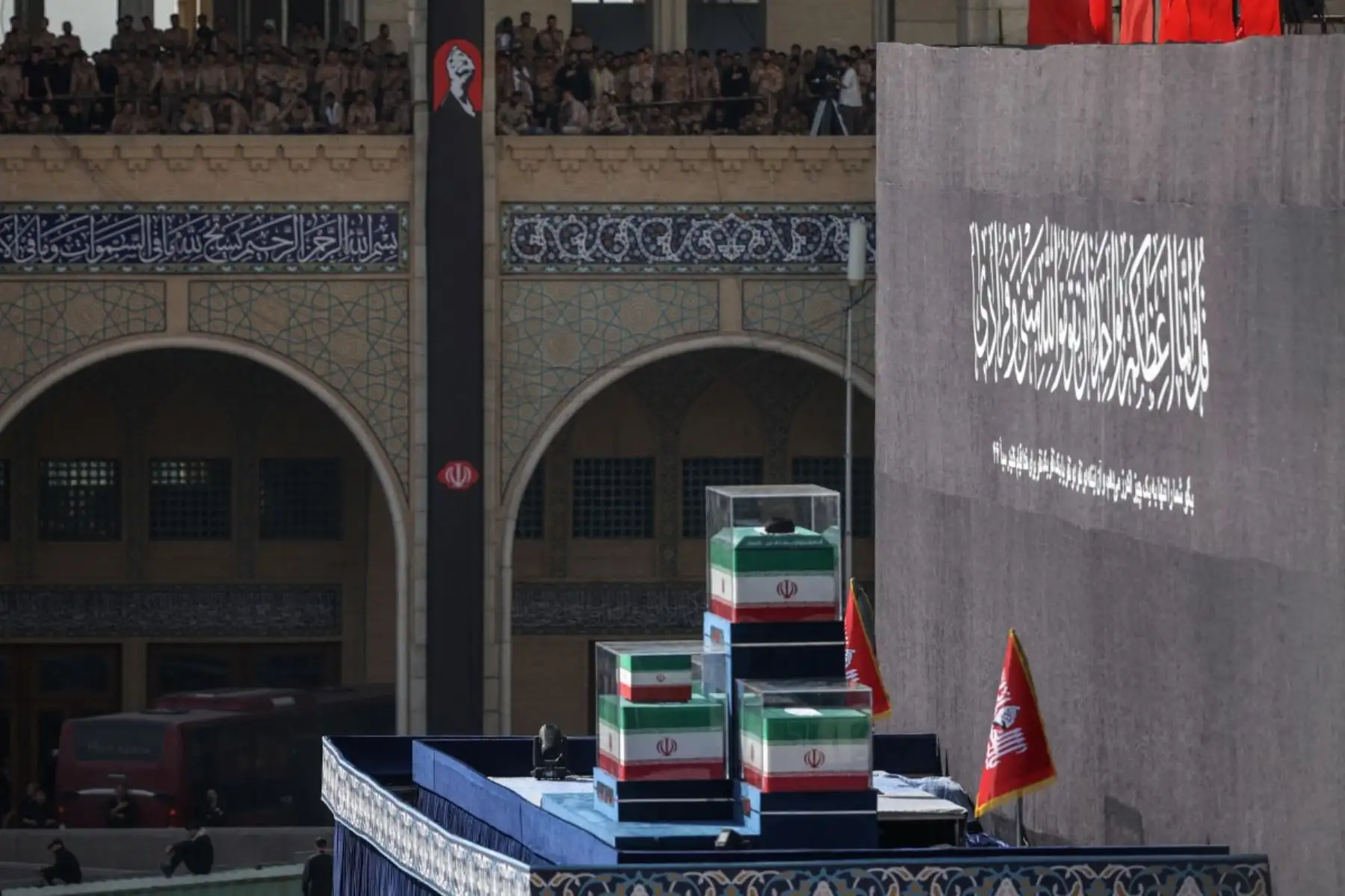 Se observan los féretros del fallecido líder supremo de Irán, el ayatolá Ali Jamenei, y de sus familiares en la Gran Mosalla al inicio de las ceremonias fúnebres en Teherán, el 4 de julio de 2026. Jamenei, quien gobernó Irán durante más de tres décadas, murió en ataques conjuntos de Estados Unidos e Israel a finales de febrero. Foto: AFP