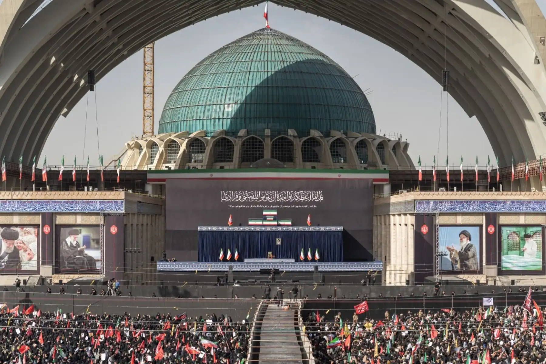 Se observan los féretros del fallecido líder supremo de Irán, el ayatolá Ali Jamenei, y de sus familiares en la Gran Mosalla al inicio de las ceremonias fúnebres en Teherán, el 4 de julio de 2026. Jamenei, quien gobernó Irán durante más de tres décadas, murió en ataques conjuntos de Estados Unidos e Israel a finales de febrero. Foto: AFP
