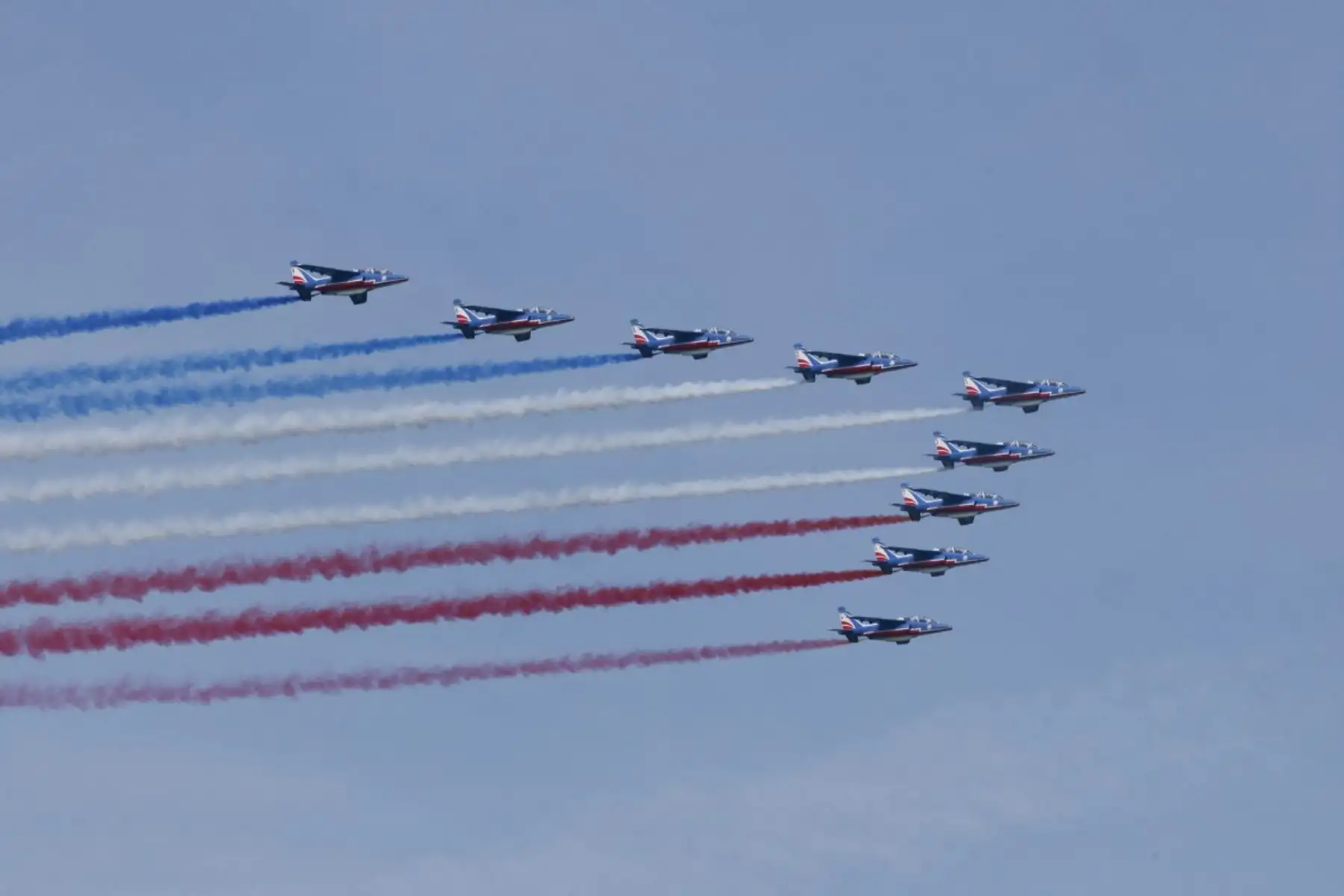 Aviones militares estadounidenses sobrevuelan Nueva York el 4 de julio de 2026. Millones de norteamericanos celebraron este sábado el 250 aniversario de los Estados Unidos de América, una conmemoración histórica que tiene lugar en un momento de profunda división política. Foto: AFP