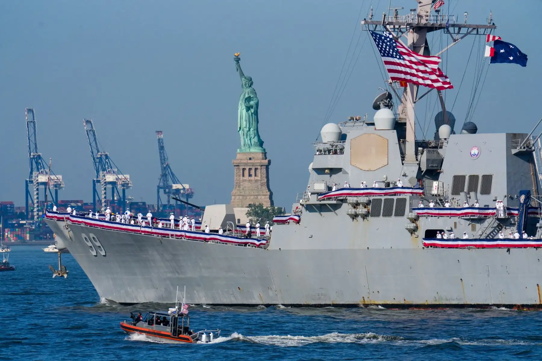 El destructor de la clase Arleigh Burke de la Marina de los EE.UU., USS Farragut, navega junto a la Estatua de la Libertad antes del desfile naval «Sail4th 250» en el puerto de Nueva York, con motivo del 250 aniversario de Estados Unidos en el Día de la Independencia, el 4 de julio de 2026. Foto: AFP