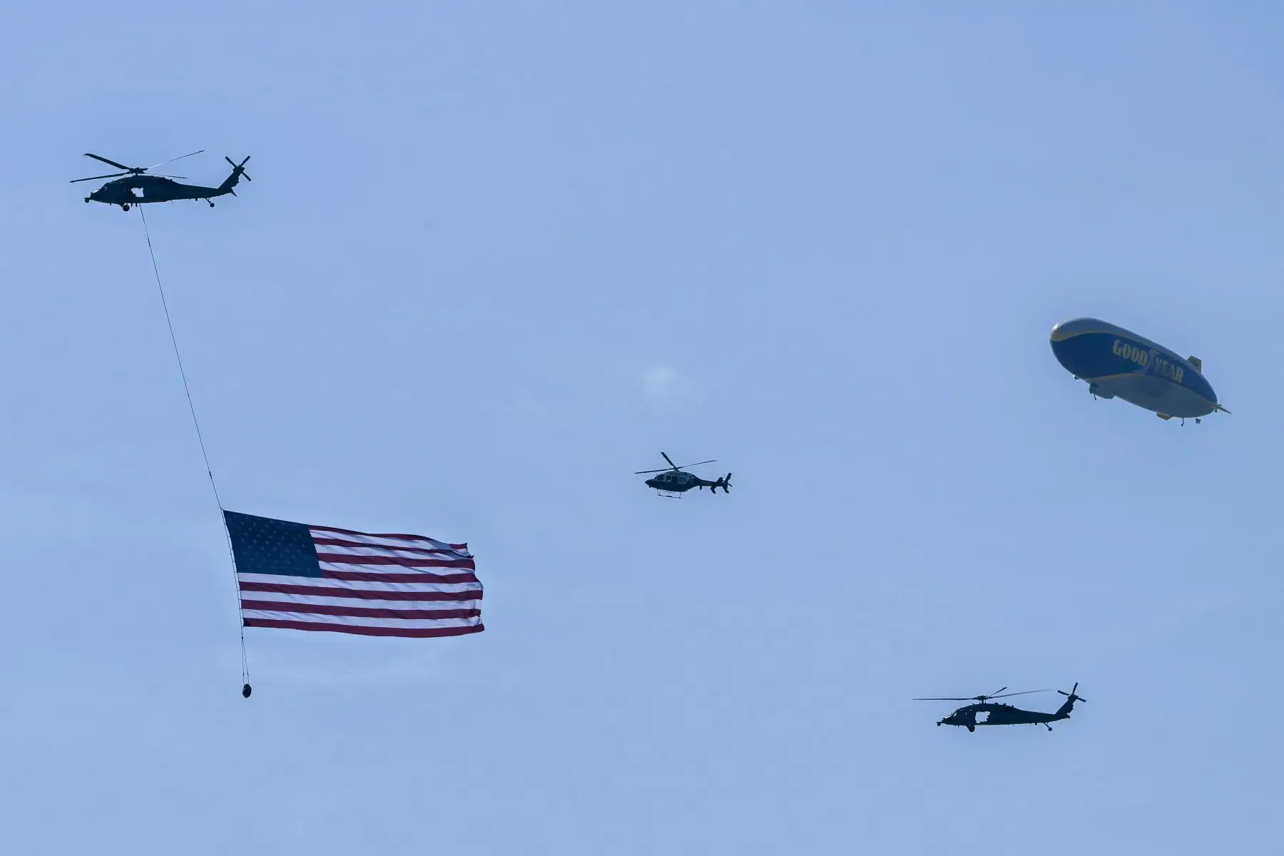 Unos helicópteros ondean la bandera de Estados Unidos encabezando el desfile de barcos «Sail4th 250» en el puerto de Nueva York, con motivo del 250 aniversario del país en el Día de la Independencia, el 4 de julio de 2026. Foto: AFP