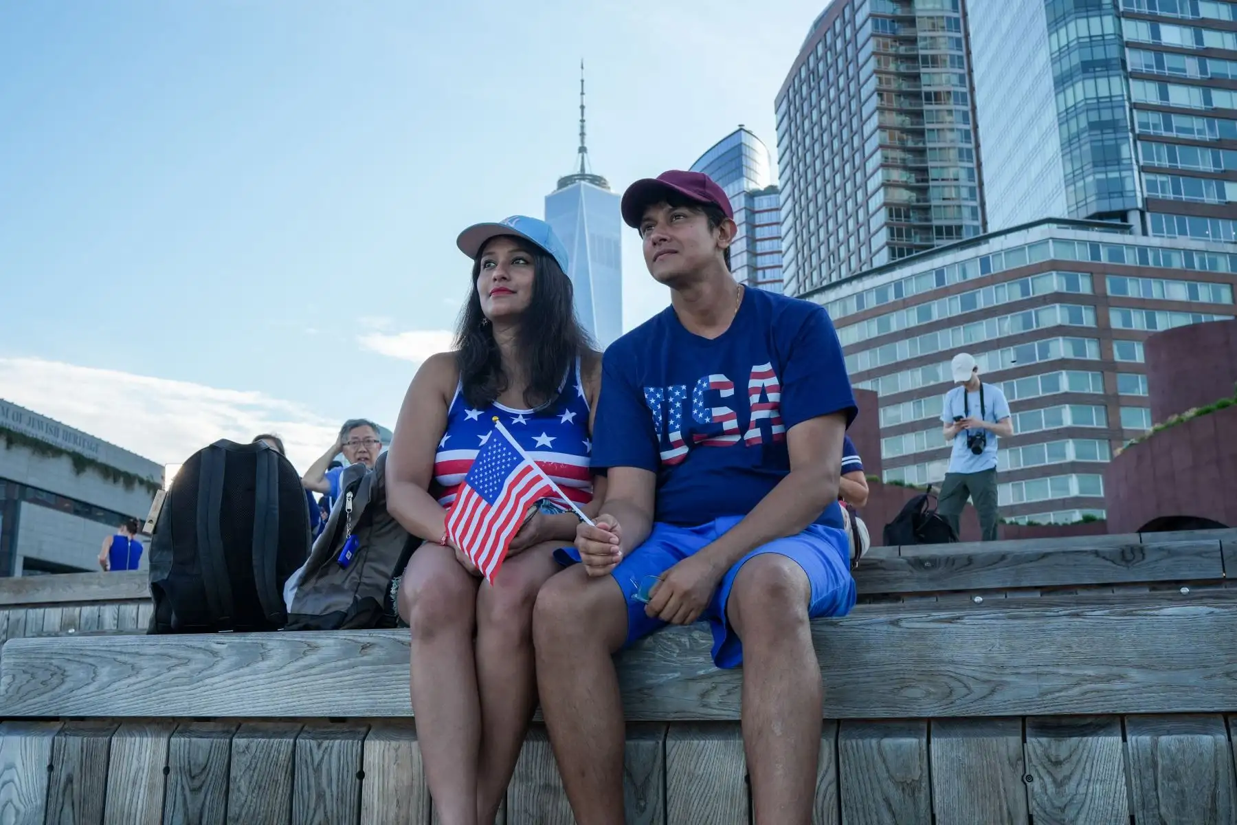 Una pareja observa desde un muelle el desfile de barcos «Sail4th 250» en el puerto de Nueva York, con motivo del 250 aniversario de Estados Unidos en el Día de la Independencia, el 4 de julio de 2026. Foto: AFP