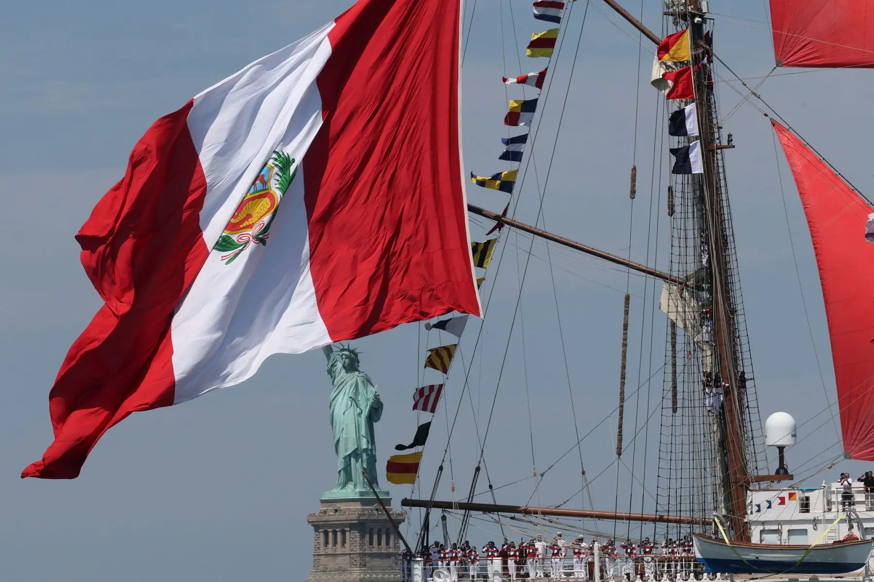El Buque Armada Peruana B.A.P. “Unión”, de la Marina de Guerra del Perú, navega frente a la Estatua de la Libertad durante el evento «Sail 4th 250» en Nueva York, el 4 de julio de 2026, conmemorando el 250 aniversario del Día de la Independencia de Estados Unidos. Foto: AFP