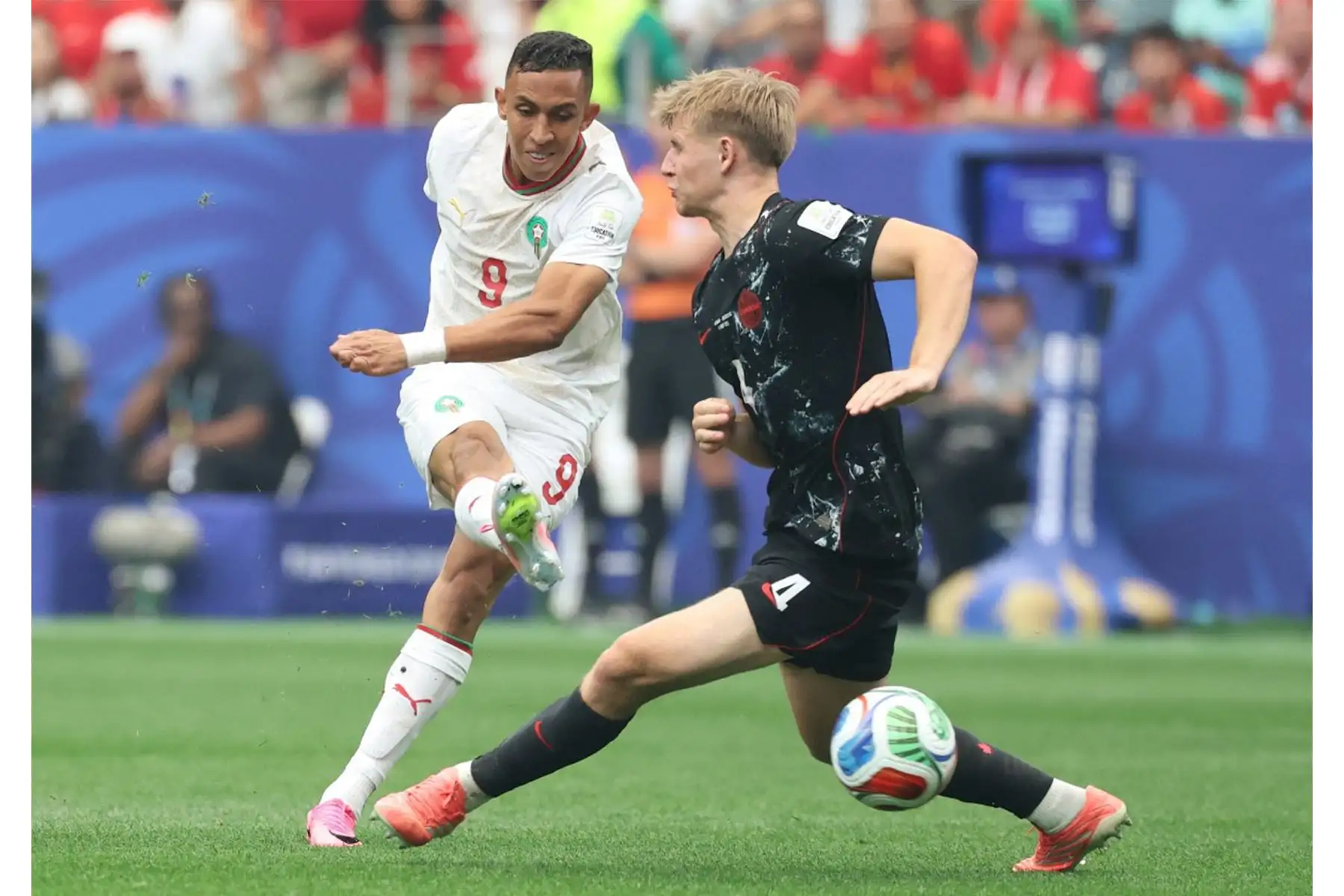 El delantero de Marruecos, Soufiane Rahimi, golpea el balón superando al defensa de Canadá, Luc de Fougerolles, durante el partido de octavos de final de la Copa Mundial 2026 entre Canadá y Marruecos en el estadio de Houston, el 4 de julio de 2026. Foto: AFP