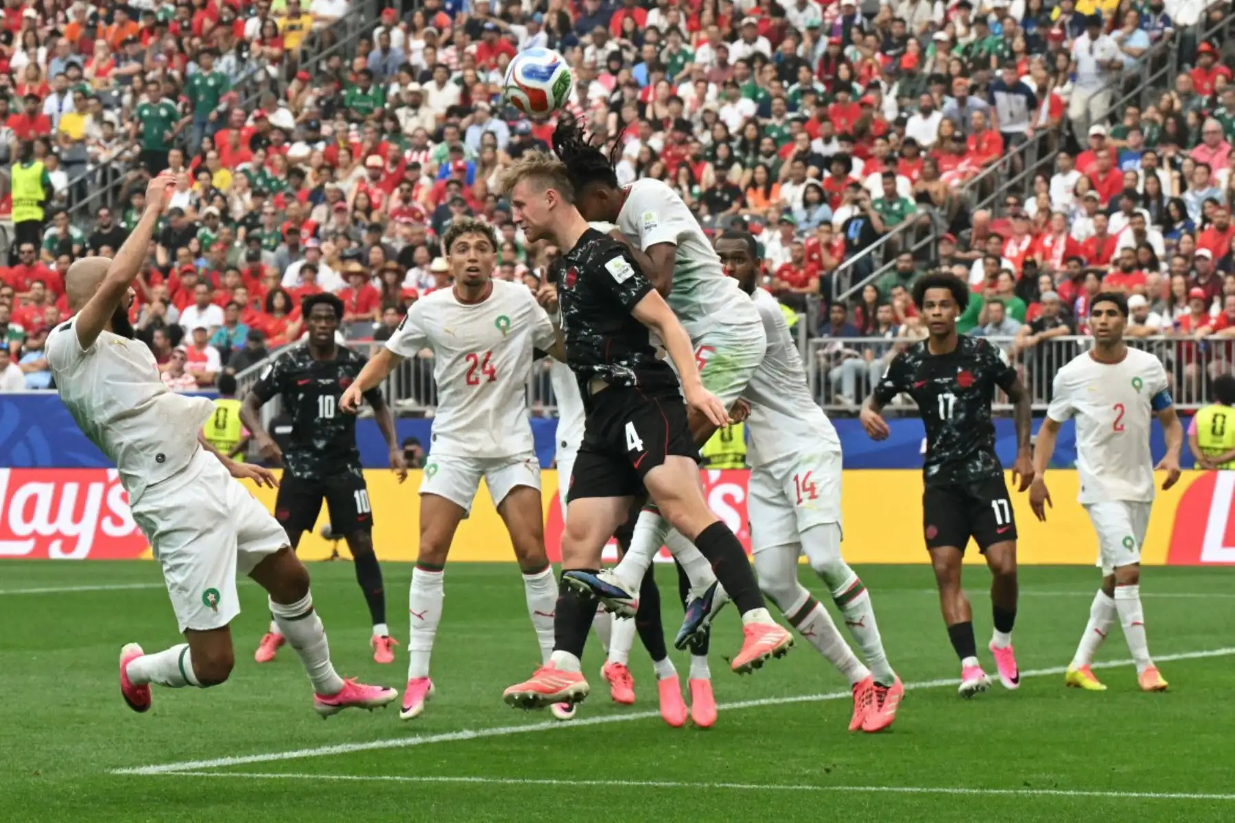 El defensa de Canadá, Luc de Fougerolles, y el defensa de Marruecos, Redouane Halhal, luchan por el balón durante el partido de octavos de final de la Copa Mundial 2026 entre Canadá y Marruecos, disputado en el Houston Stadium de Houston el 4 de julio de 2026. Foto: AFP