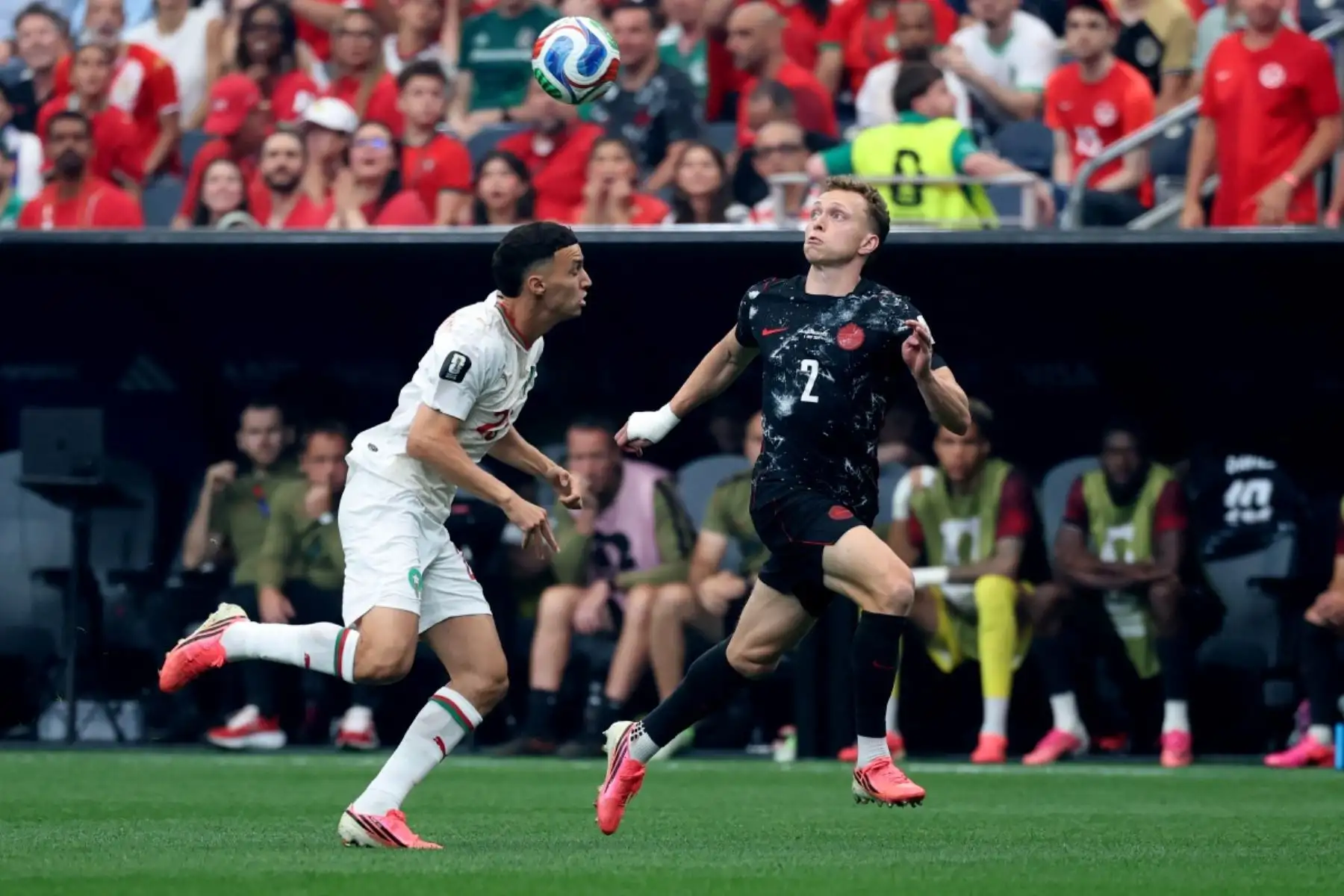 El centrocampista de Marruecos, Bilal El Khannouss, y el defensa de Canadá, Alistair Johnston, luchan por el balón durante el partido de octavos de final de la Copa Mundial 2026 entre Canadá y Marruecos, disputado en el estadio de Houston, en Houston, el 4 de julio de 2026. Foto: AFP