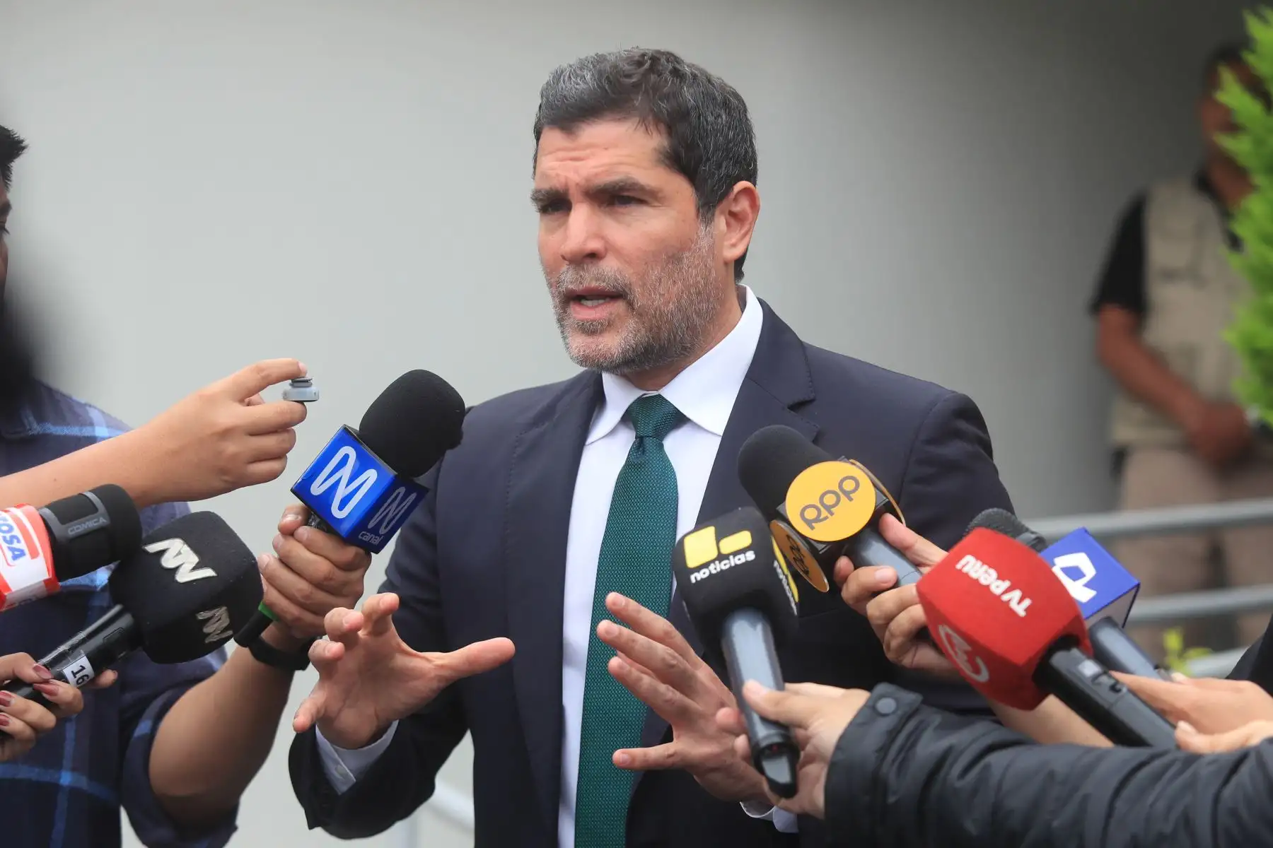 Eduardo Verástegui visita a Keiko Fujimori y advierte sobre relaciones diplomáticas