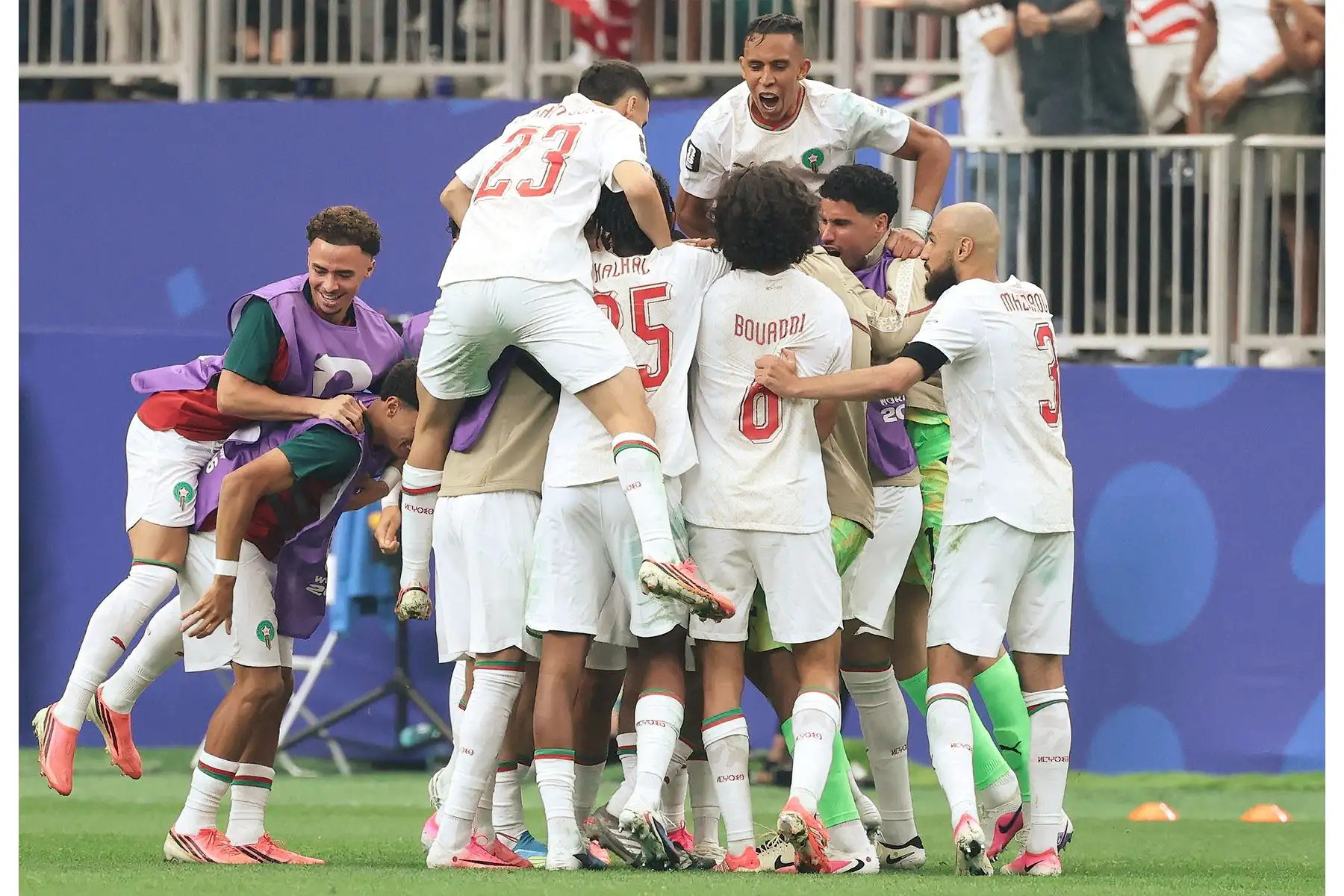 El centrocampista marroquí Azzedine Ounahi celebra con sus compañeros el primer gol de su equipo durante el partido de octavos de final de la Copa Mundial 2026 entre Canadá y Marruecos, disputado en el estadio de Houston el 4 de julio de 2026. Foto: AFP