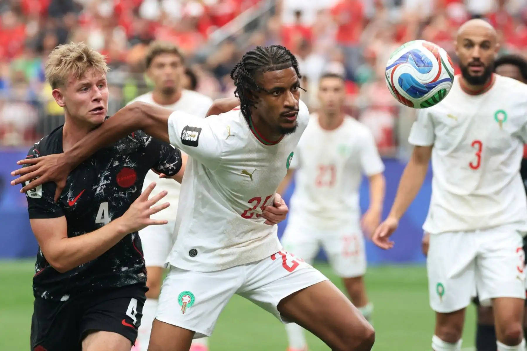 El defensa de Canadá, Luc de Fougerolles, y el defensa de Marruecos, Redouane Halhal, luchan por el balón durante el partido de octavos de final de la Copa Mundial 2026 entre Canadá y Marruecos, disputado en el Houston Stadium de Houston el 4 de julio de 2026. Foto: AFP