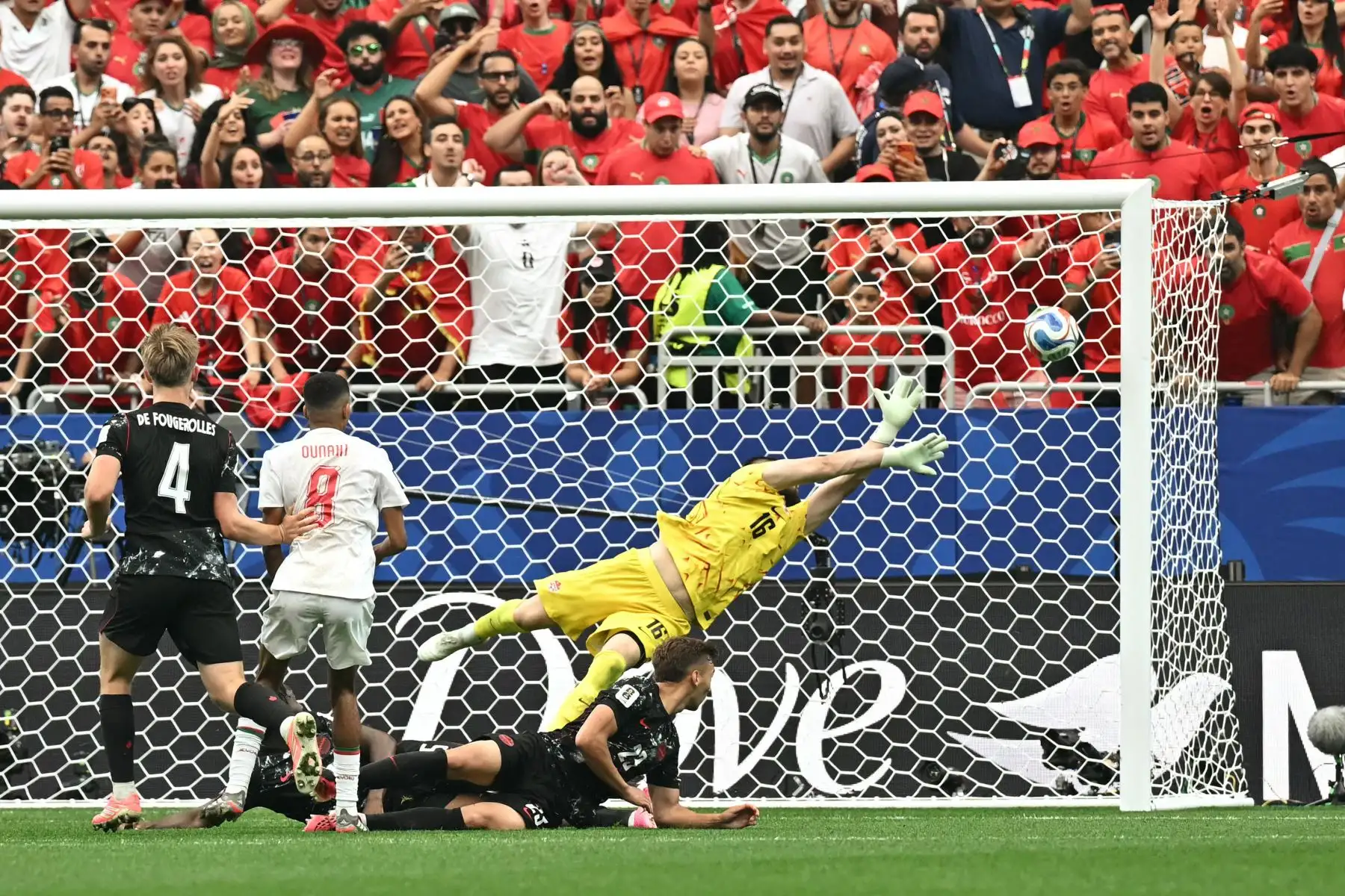 El centrocampista marroquí Azzedine Ounahi, marca el segundo gol de su equipo ante el portero canadiense Maxime Crepeau, durante el partido de octavos de final de la Copa Mundial 2026 entre Canadá y Marruecos en el estadio de Houston, en Houston, el 4 de julio de 2026. Foto: AFP
