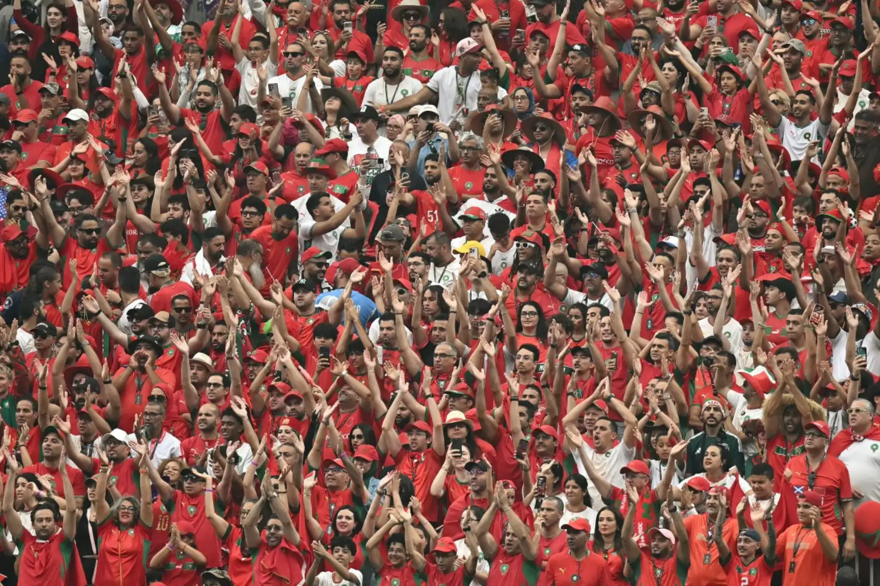 Aficionados marroquíes animan a su equipo durante el partido de octavos de final de la Copa Mundial 2026 entre Canadá y Marruecos, disputado en el estadio de Houston el 4 de julio de 2026. Foto: AFP