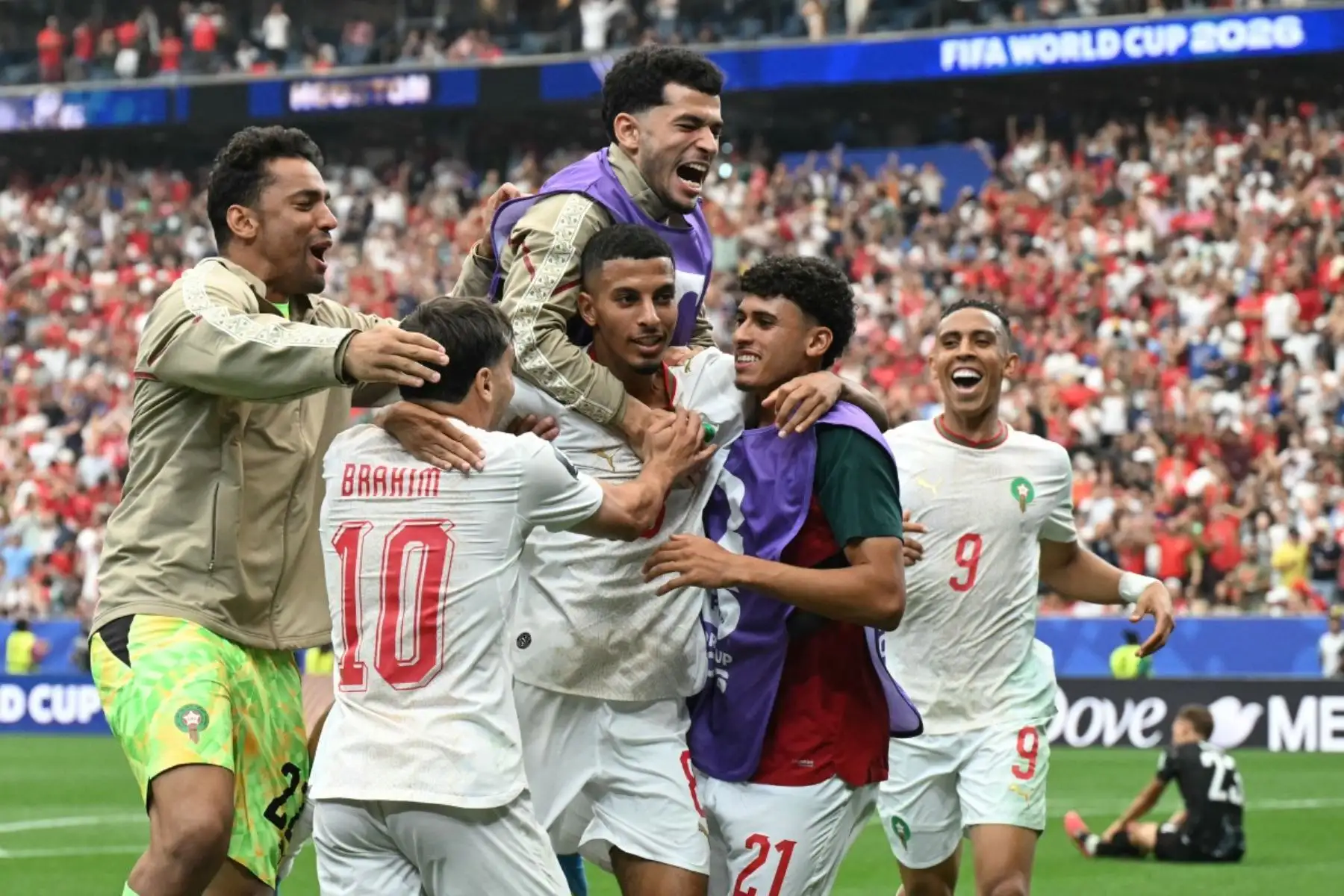 El centrocampista marroquí Azzedine Ounahi celebra con sus compañeros el segundo gol de su equipo durante el partido de octavos de final de la Copa Mundial 2026 entre Canadá y Marruecos, disputado en el estadio de Houston el 4 de julio de 2026. Foto: AFP