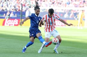 Michael Olise y Andres Cubas luchan el balón en el partido que juegan Francia y Paraguay por octavos de final del Mundial 2026