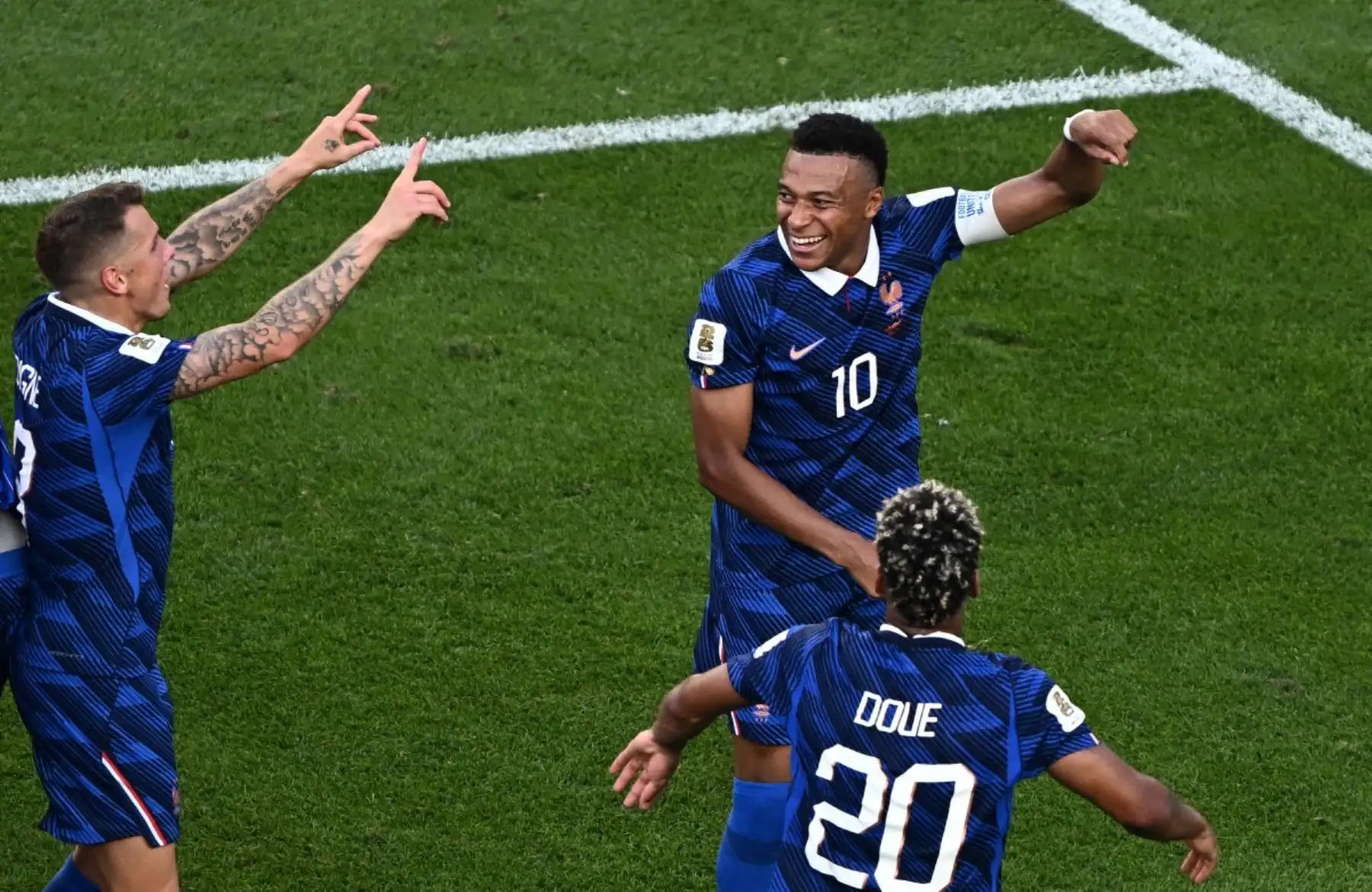 El delantero francés Kylian Mbappé (número 10) y sus compañeros Lucas Digne (número 3) y Desire Doué (número 20) celebran la victoria en el partido de octavos de final del Mundial de 2026 entre Paraguay y Francia, disputado en el Philadelphia Stadium de Filadelfia el 4 de julio de 2026. (Foto de Jewel SAMAD / AFP)