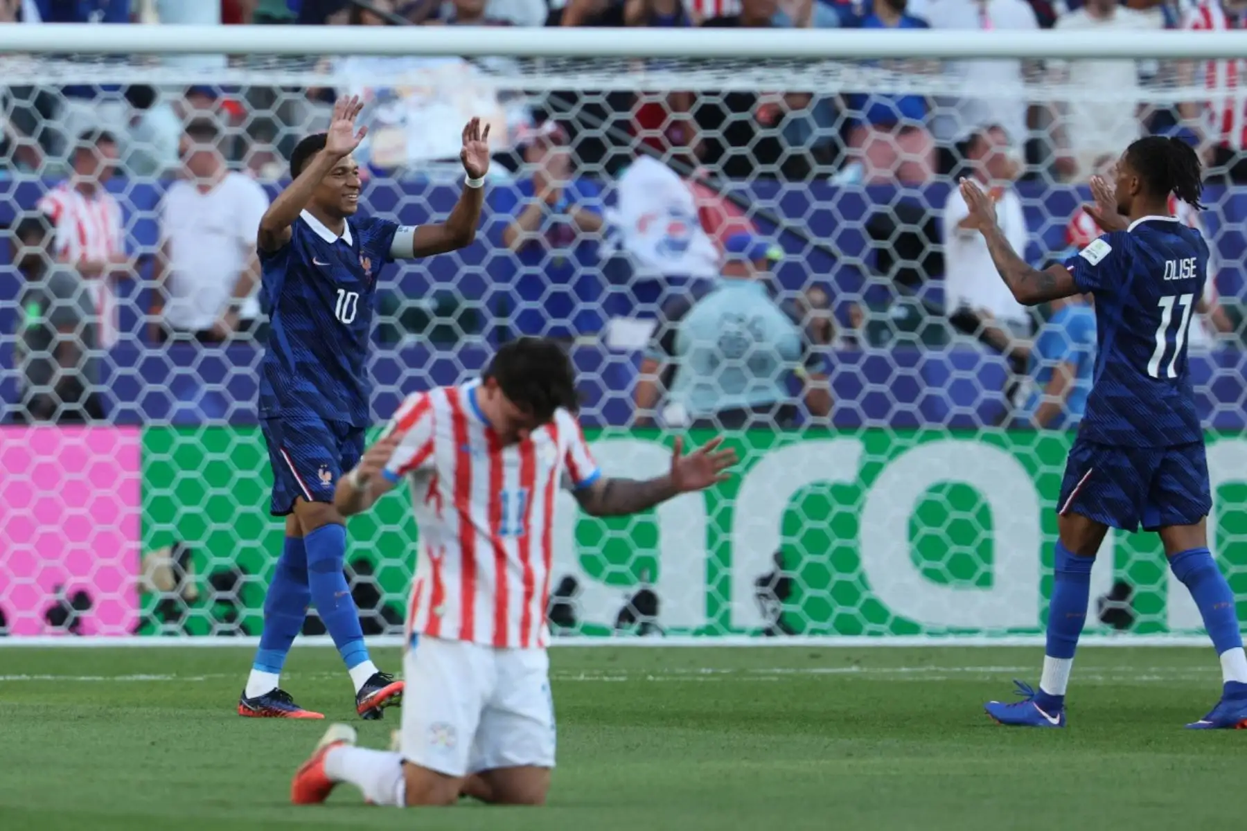 El delantero francés Kylian Mbappé, número 10 del ranking, celebra con el delantero Michael Olise, número 11, tras la victoria en el partido de octavos de final del Mundial de 2026 entre Paraguay y Francia, disputado en el Philadelphia Stadium de Filadelfia el 4 de julio de 2026. (Foto de Odd ANDERSEN / AFP)