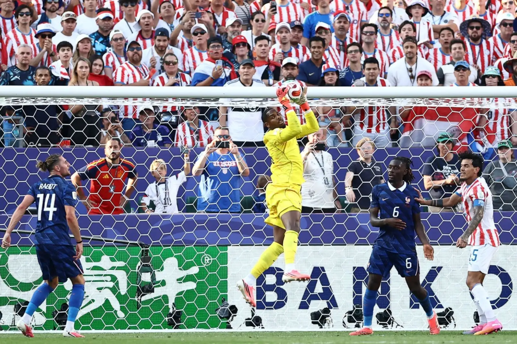 El portero francés Mike Maignan, número 16, atrapa el balón durante el partido de octavos de final del Mundial de 2026 entre Paraguay y Francia en el Philadelphia Stadium de Filadelfia, el 4 de julio de 2026. (Foto de CHARLY TRIBALLEAU / AFP)