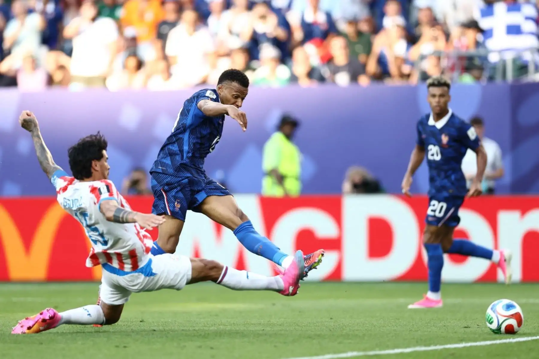 El delantero francés Kylian Mbappé, número 10 del ranking, dispara y falla una oportunidad durante el partido de octavos de final del Mundial de 2026 entre Paraguay y Francia, disputado en el Philadelphia Stadium de Filadelfia el 4 de julio de 2026. (Foto de CHARLY TRIBALLEAU / AFP)