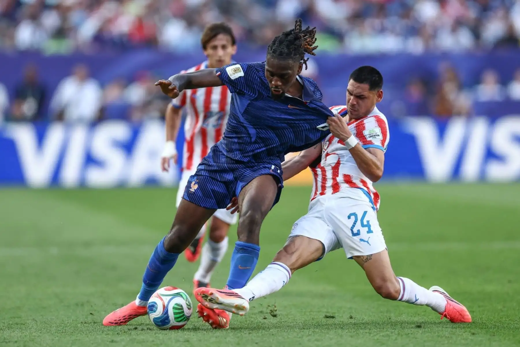 El centrocampista francés Manu Kone (n.º 06) y el delantero paraguayo Gustavo Caballero (n.º 24) luchan por el balón durante el partido de octavos de final del Mundial de 2026 entre Paraguay y Francia en el Philadelphia Stadium de Filadelfia, el 4 de julio de 2026. (Foto de CHARLY TRIBALLEAU / AFP)