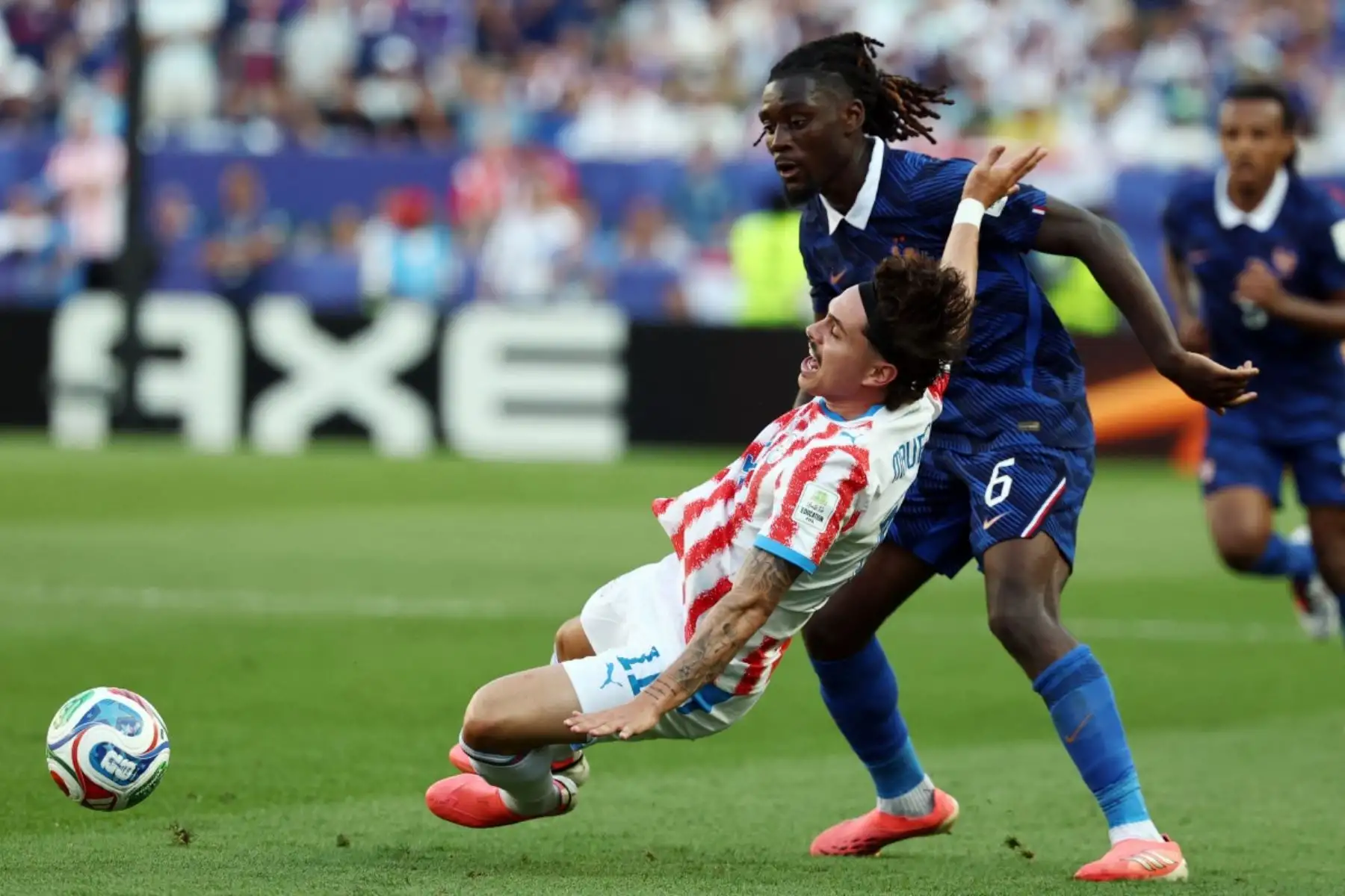 El centrocampista paraguayo Mauricio (n.º 11) y el centrocampista francés Manu Koné (n.º 6) luchan por el balón durante el partido de octavos de final del Mundial de 2026 entre Paraguay y Francia en el Philadelphia Stadium de Filadelfia, el 4 de julio de 2026. (Foto de FRANCK FIFE / AFP)