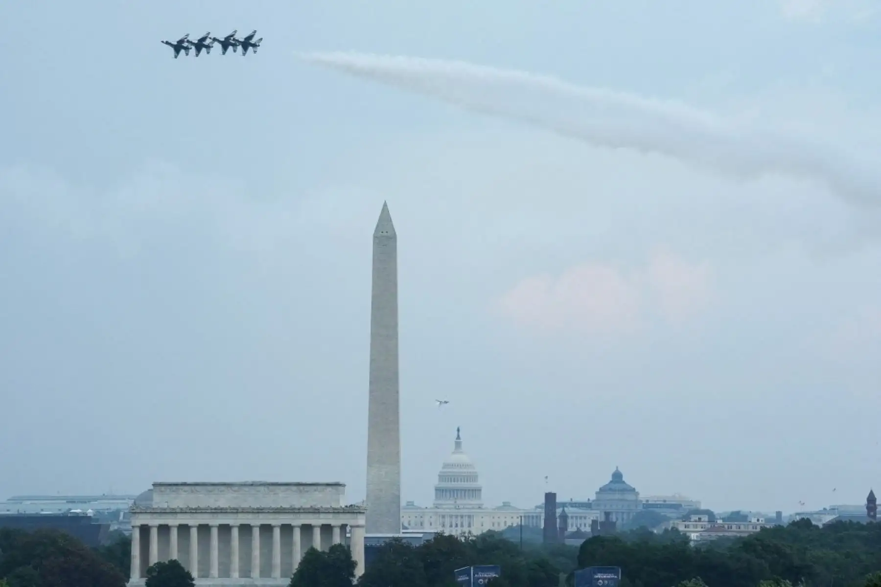Los Thunderbirds de la Fuerza Aérea de los Estados Unidos realizan una exhibición durante la celebración del Día de la Independencia "Salute to America" ​​en el National Mall de Washington, D.C., el 4 de julio de 2026. Foto: AFP