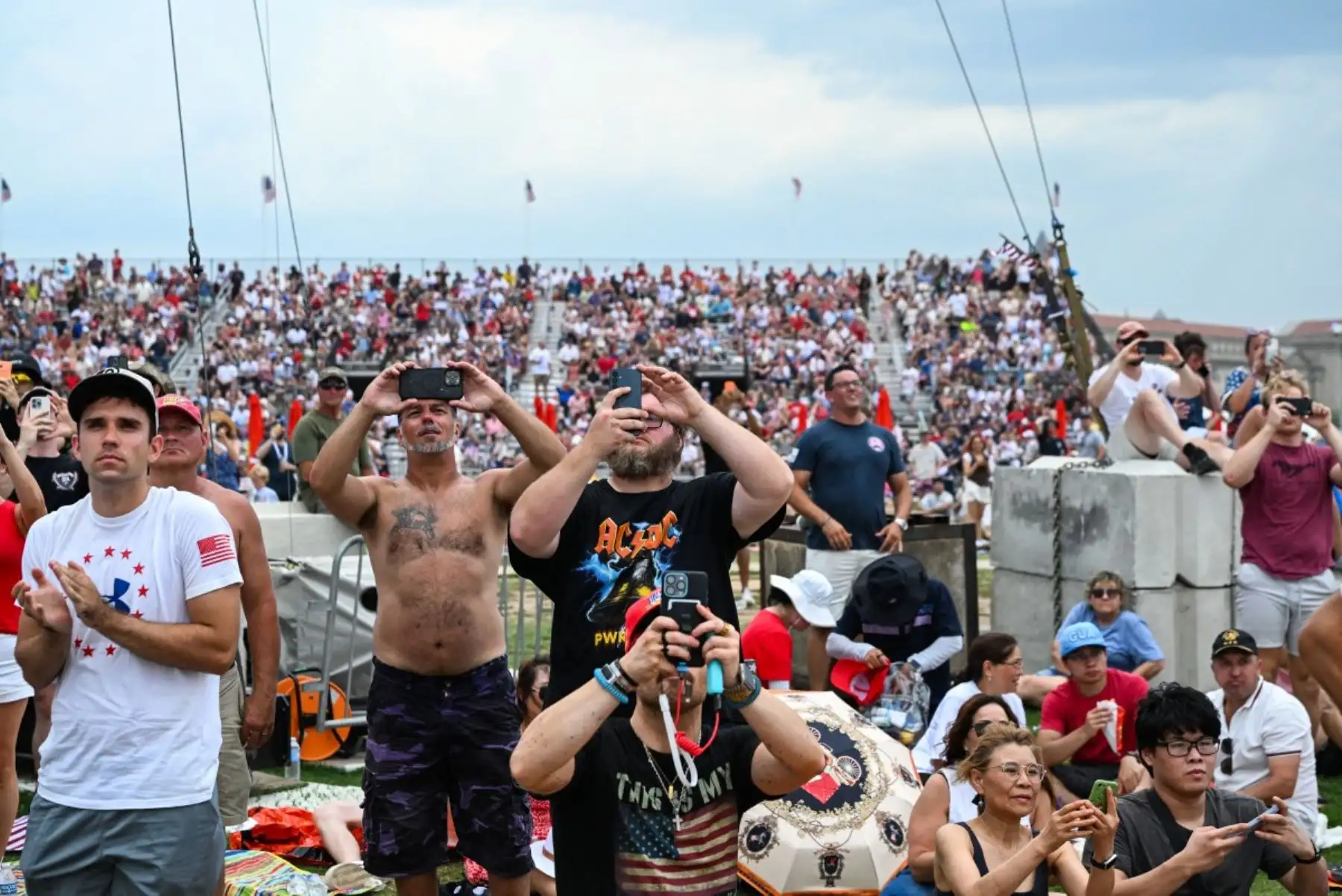 El 4 de julio de 2026, varias personas observan cómo aviones militares estadounidenses realizan un sobrevuelo durante la celebración del Día de la Independencia "Salute to America" ​​en el National Mall de Washington, D.C. Foto: AFP