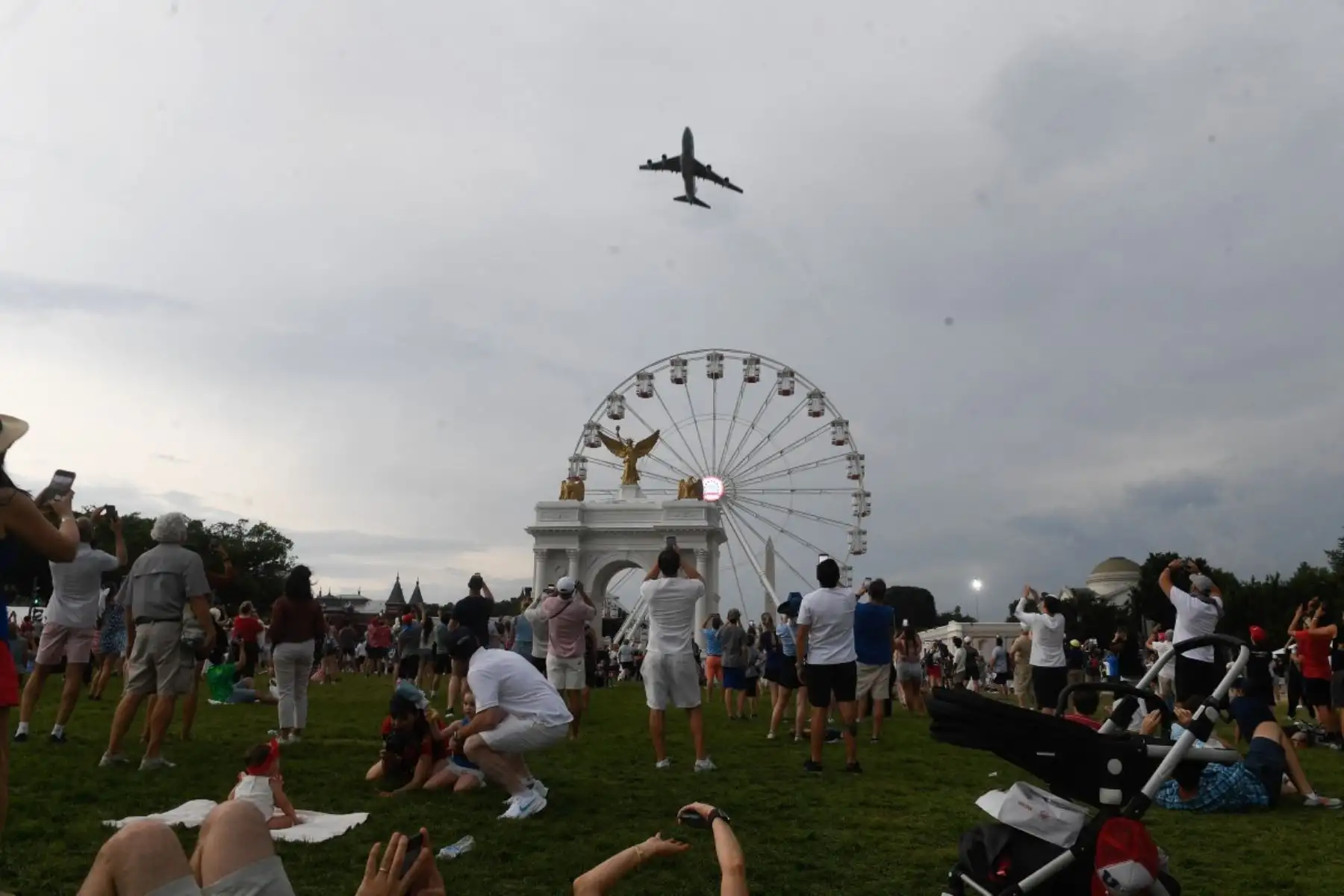 Un Boeing VC-25A de la Fuerza Aérea de los Estados Unidos realiza un sobrevuelo durante la celebración del Día de la Independencia "Salute to America" ​​en el National Mall de Washington, D.C., el 4 de julio de 2026. Foto: AFP