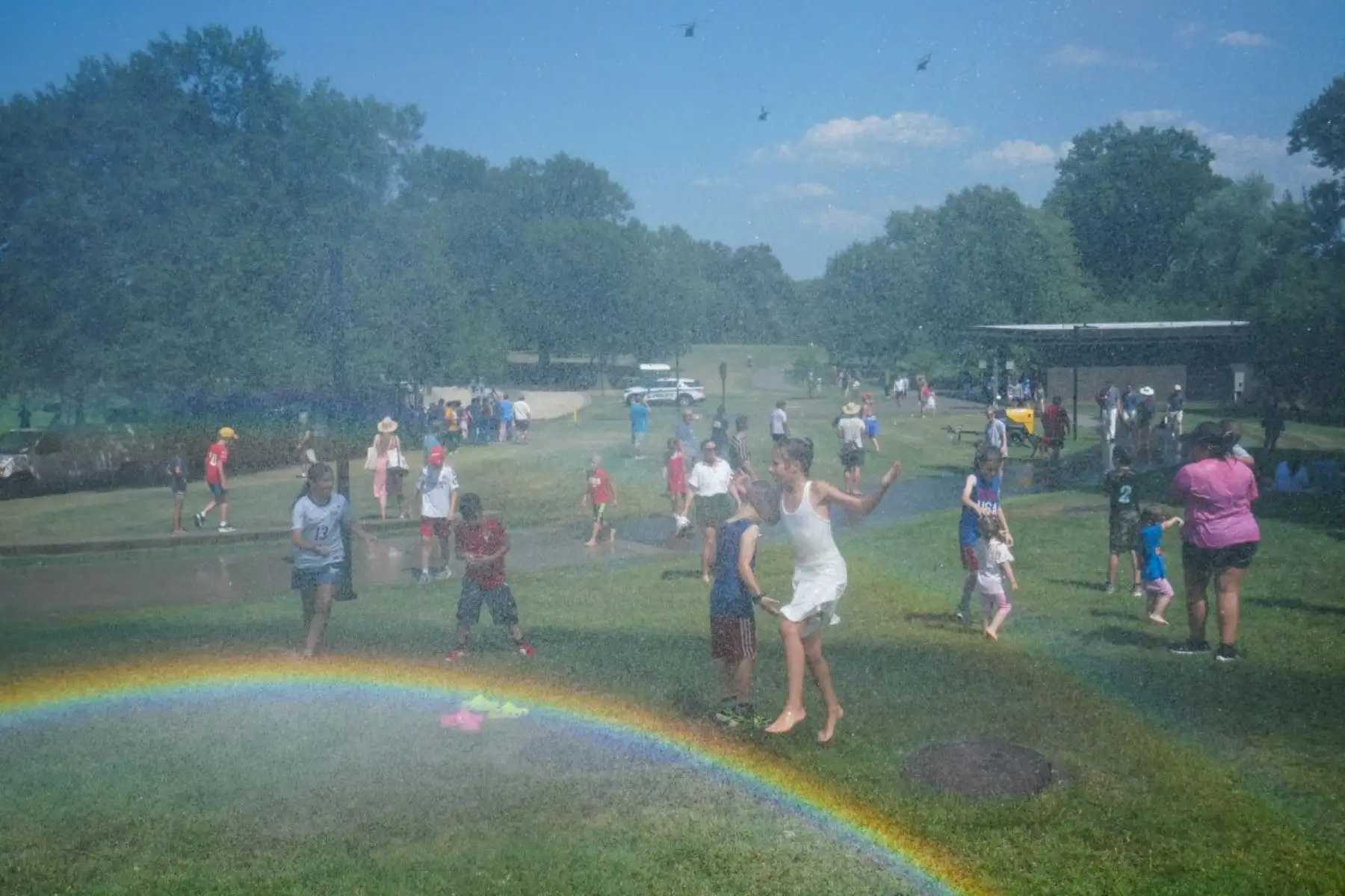 La gente disfruta del chorro de agua de un camión de bomberos mientras se reúne en Arlington, Virginia, para ver la celebración del Día de la Independencia "Salute to America" ​​el 4 de julio de 2026.
La nación conmemora el 250 aniversario de la Declaración de Independencia de los Estados Unidos. Foto: AFP