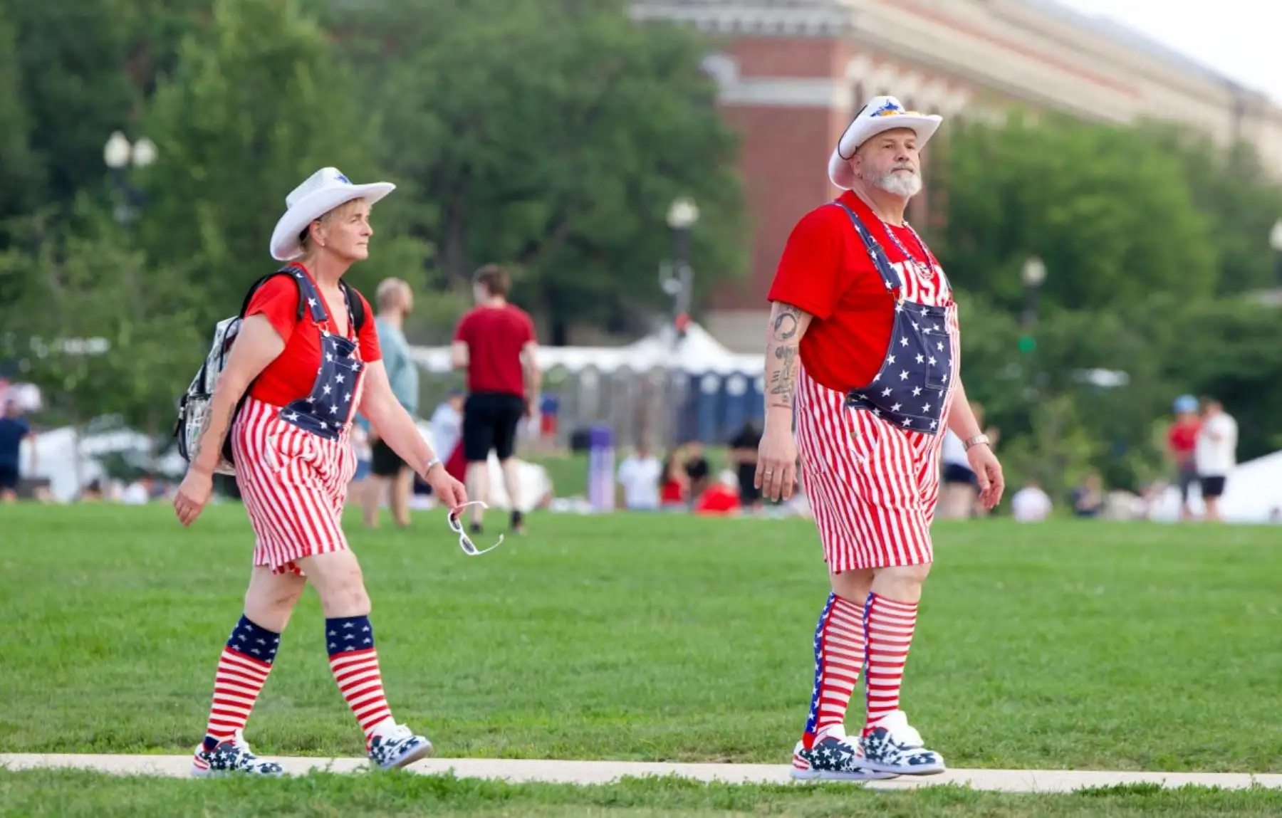 Personas vestidas con atuendos de temática estadounidense asisten a la celebración del Día de la Independencia "Homenaje a Estados Unidos" en el National Mall de Washington, D.C., el 4 de julio de 2026. La nación conmemora el 250 aniversario de la Declaración de Independencia de los Estados Unidos. Foto: AFP