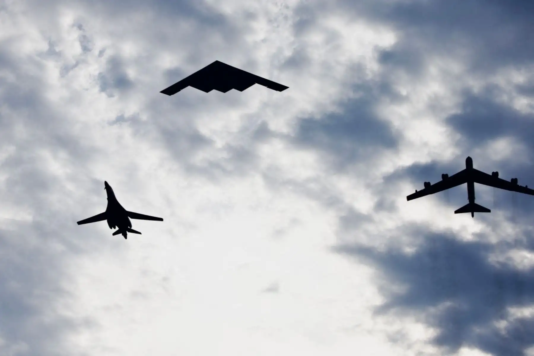 Aviones militares estadounidenses B-1, B-2 y B-52 realizan un sobrevuelo durante la celebración del Día de la Independencia "Salute to America" ​​en el National Mall de Washington, D.C., el 4 de julio de 2026. La nación conmemora el 250 aniversario de la Declaración de Independencia de los Estados Unidos. Foto: AFP