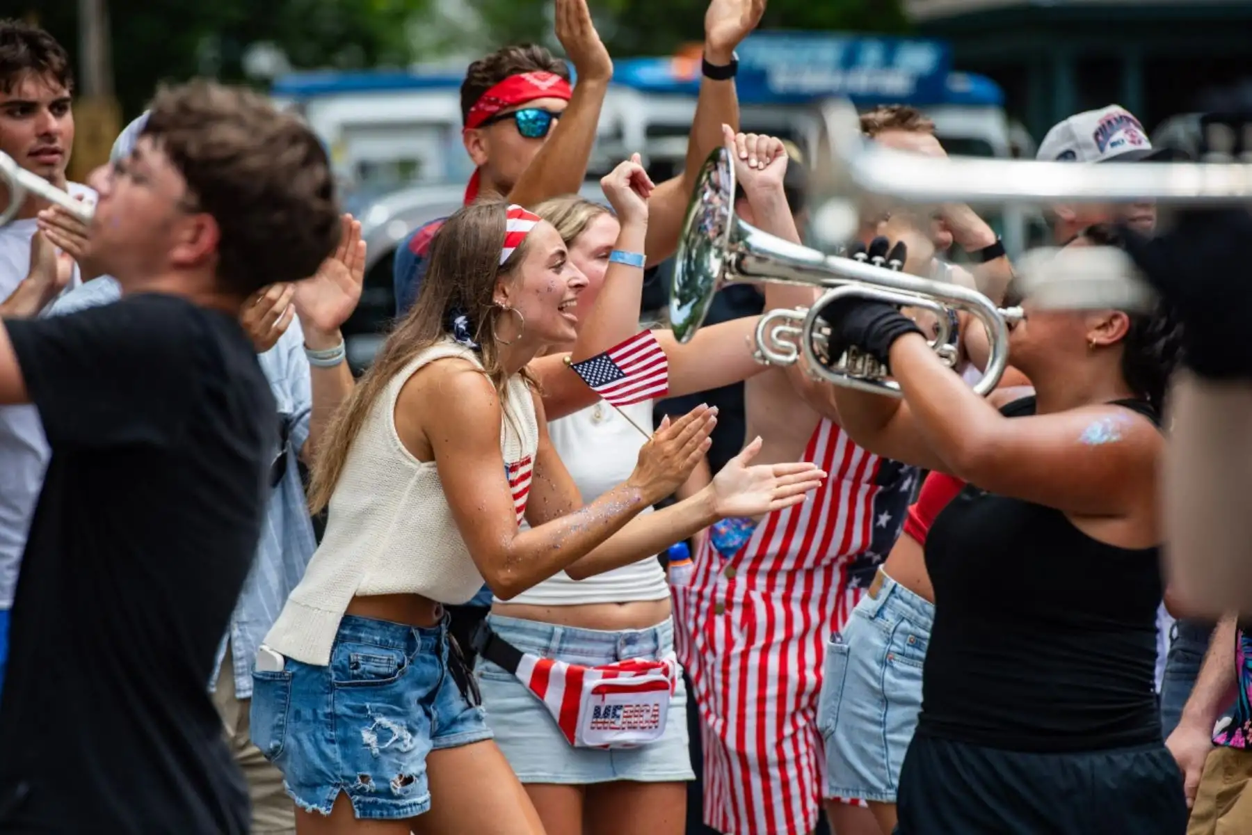 La gente aplaude a una banda mientras desfila durante el desfile del 4 de julio en Bristol, Rhode Island, el 4 de julio de 2026. Millones de estadounidenses celebraron el sábado el 250 aniversario del país. Foto: AFP