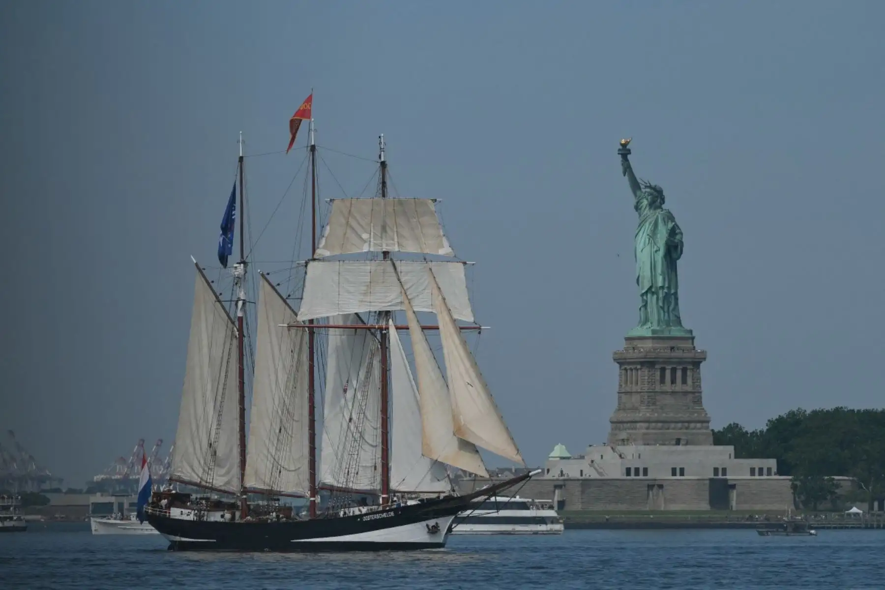 Un velero de gran tamaño navega junto a la Estatua de la Libertad durante el evento Sail 4th 250 en Nueva York, el 4 de julio de 2026. Foto: AFP