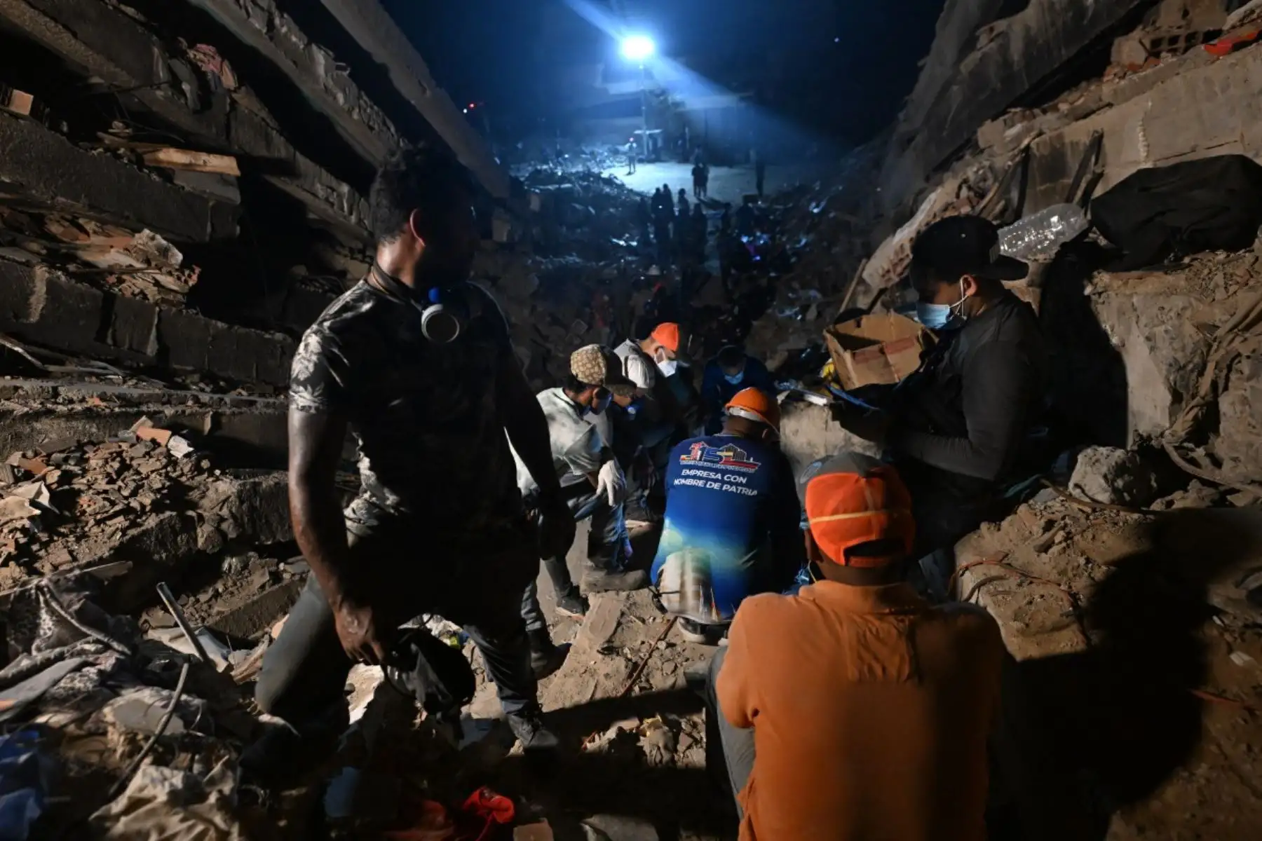 Rescatistas y voluntarios trabajan entre los escombros de los edificios de la OPPE, un complejo residencial gravemente dañado por los terremotos, en Caraballeda, estado de La Guaira, Venezuela, el 4 de julio de 2026.  Foto: AFP