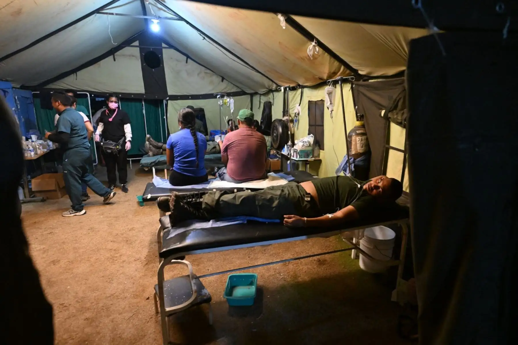 Residentes y personal militar reciben atención médica en un hospital de campaña en Caraballeda, estado de La Guaira, Venezuela, el 4 de julio de 2026, tras el paso de dos terremotos. Foto: AFP