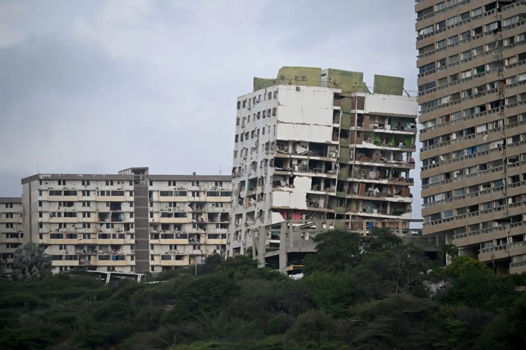 Vista de edificios gravemente dañados en Catia La Mar, estado La Guaira, en las afueras de Caracas, el 4 de julio de 2026, tras los dos terremotos del 24 de junio. El número de muertos por los devastadores terremotos en Venezuela ascendió a 2954, según cifras oficiales publicadas el sábado. Foto: AFP