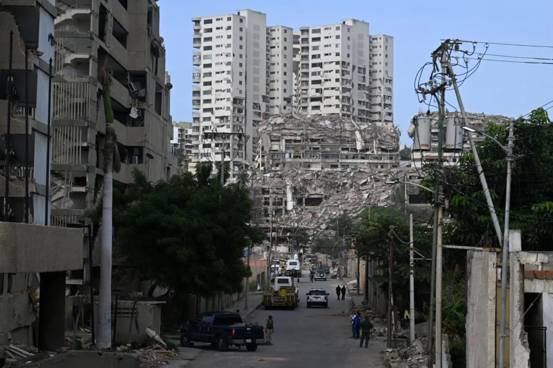Vista de un edificio destruido en Catia La Mar, estado de La Guaira, Venezuela, el 4 de julio de 2026, tras los dos terremotos del 24 de junio. Foto: AFP